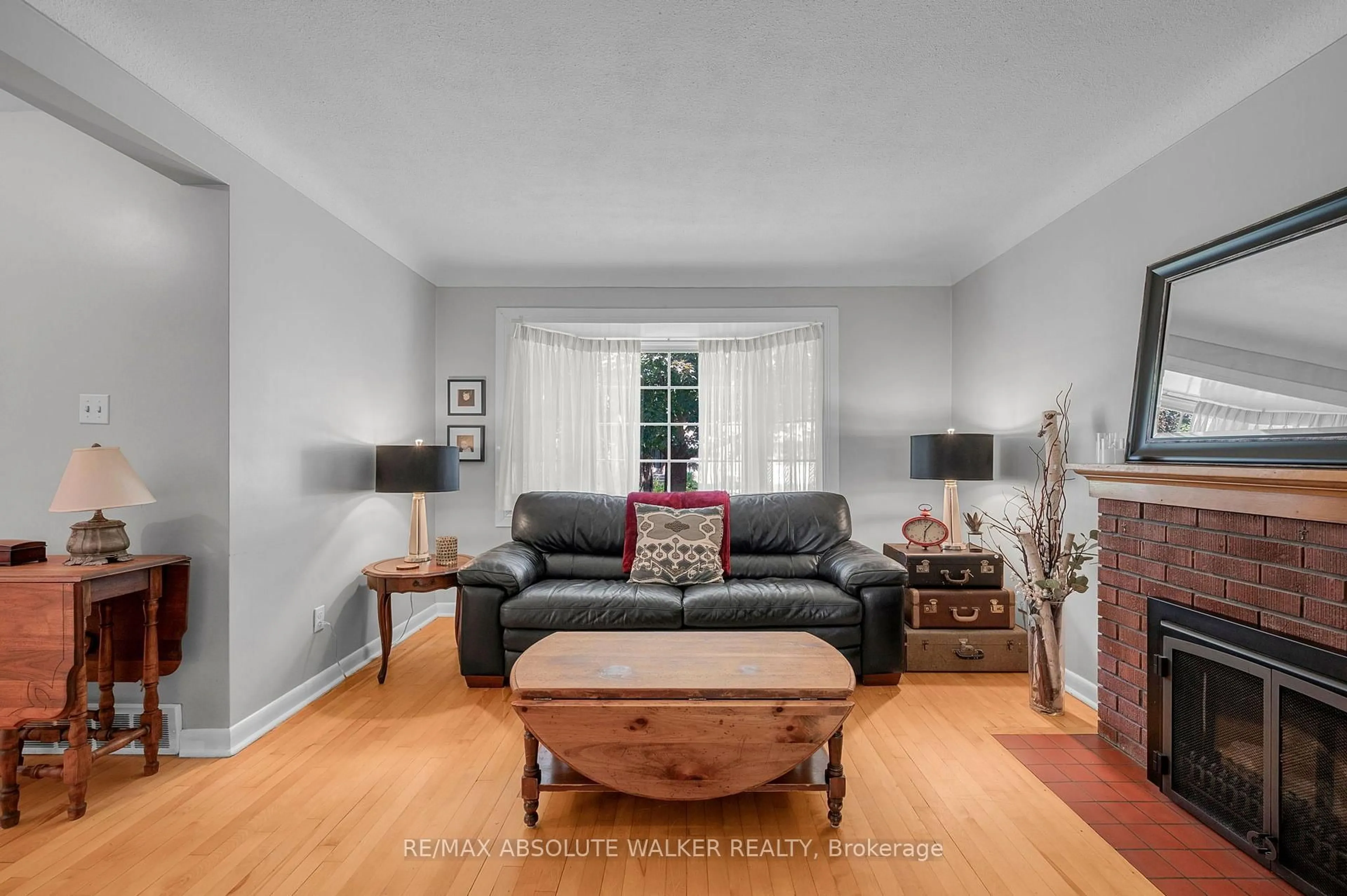 Living room with furniture, unknown for 818 Colson Ave, Ottawa Ontario K1G 1R7