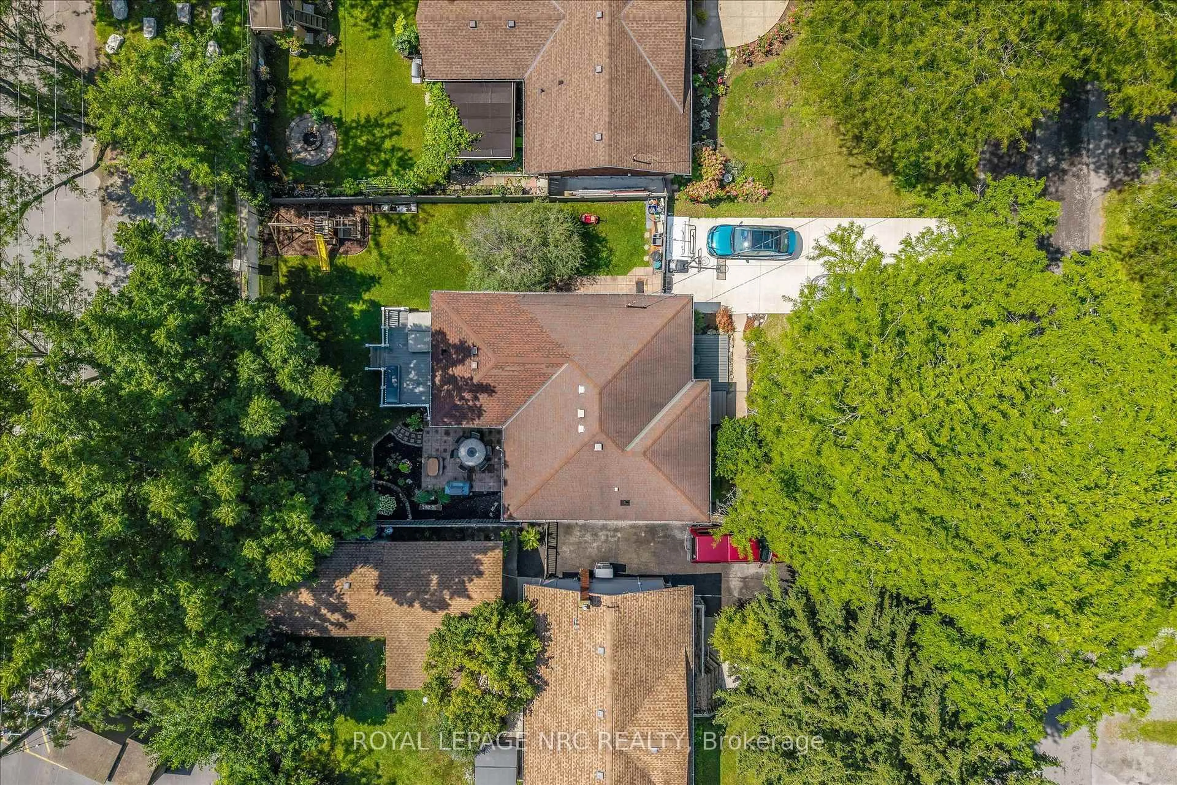 A pic from outside/outdoor area/front of a property/back of a property/a pic from drone, street for 5 Goldsmith Ave, St. Catharines Ontario L2M 2V7