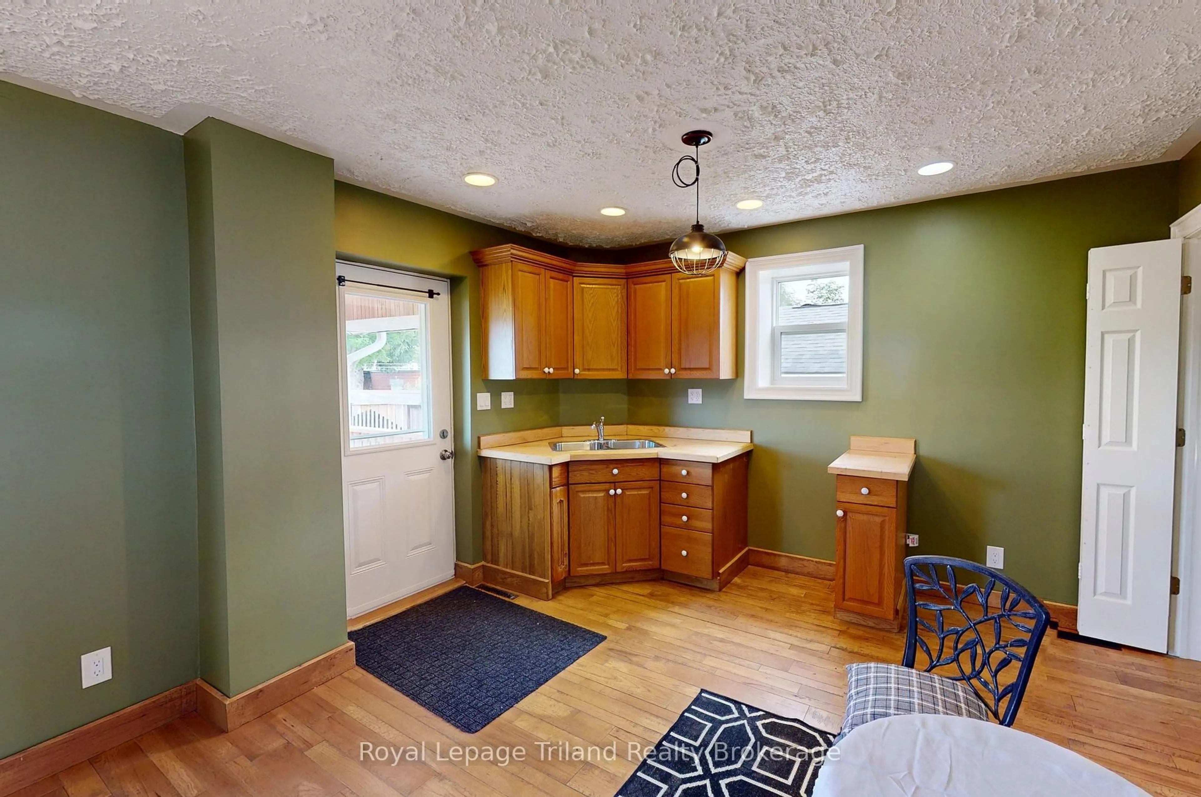 Open concept kitchen, unknown for 16 Broadway St, Woodstock Ontario N4S 2Z9