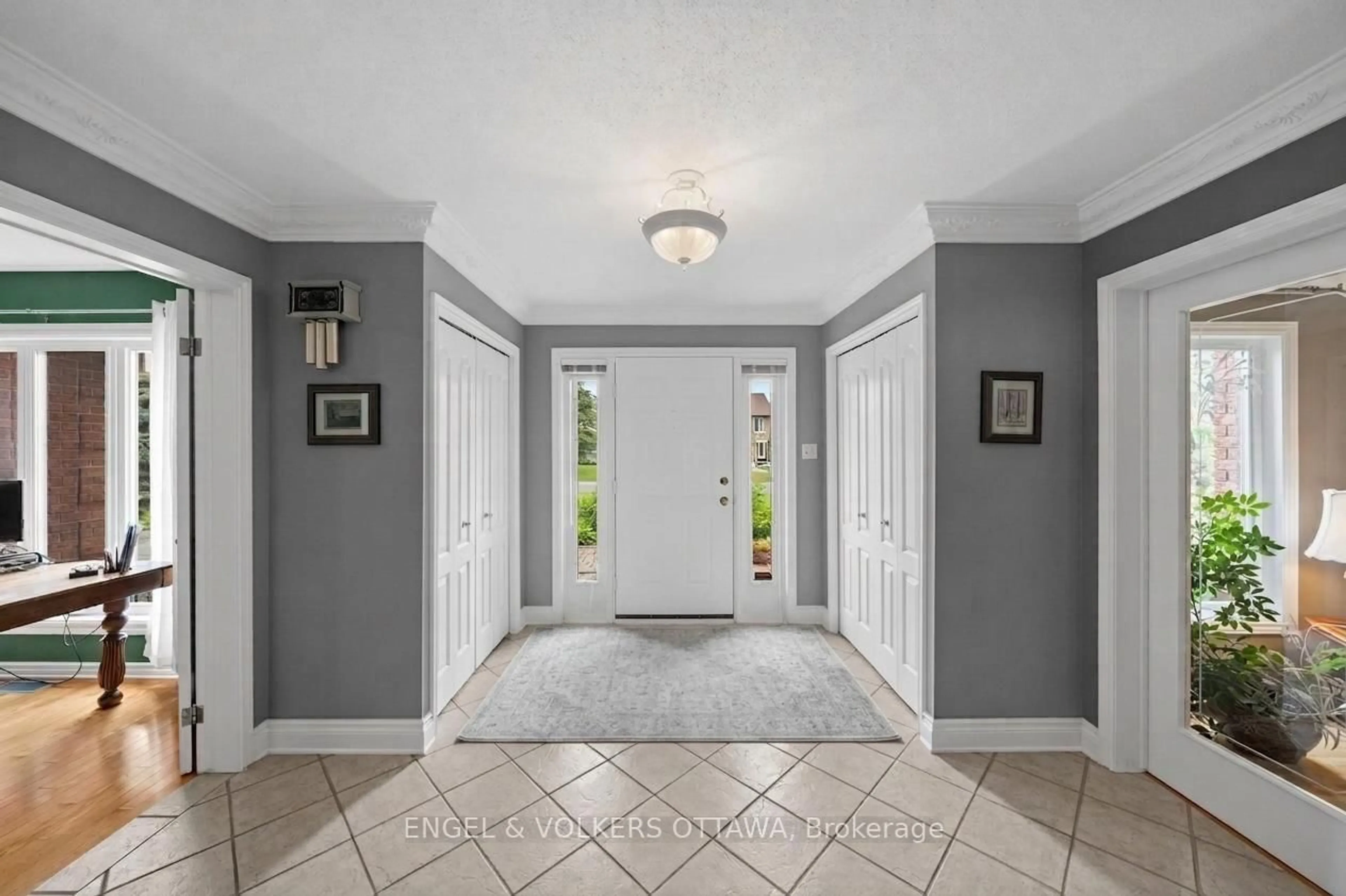 Indoor entryway for 1088 Bravar Dr, Manotick Ontario K4M 1G3