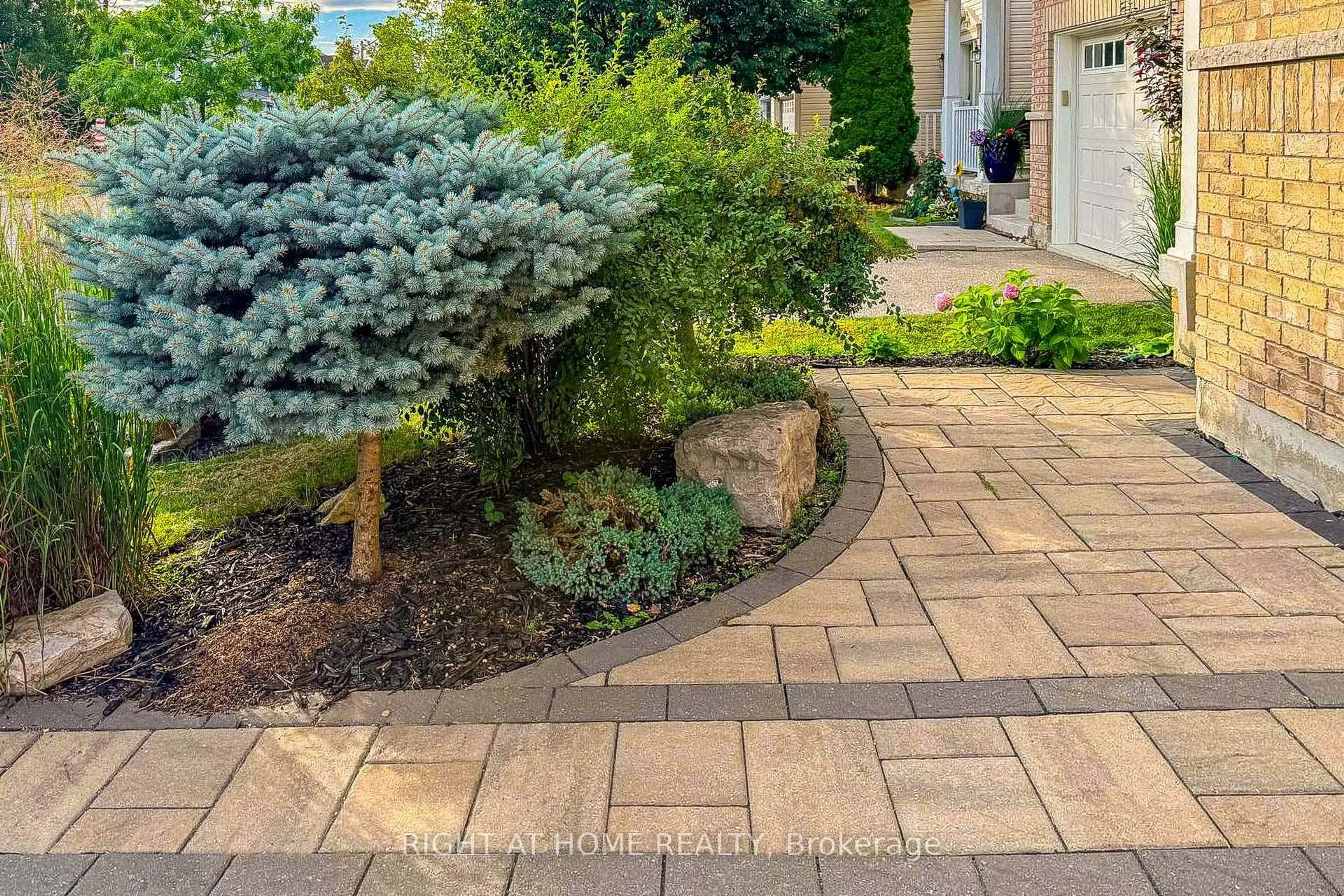 Patio, street for 180 Spring Creek Dr, Hamilton Ontario L8B 1V3