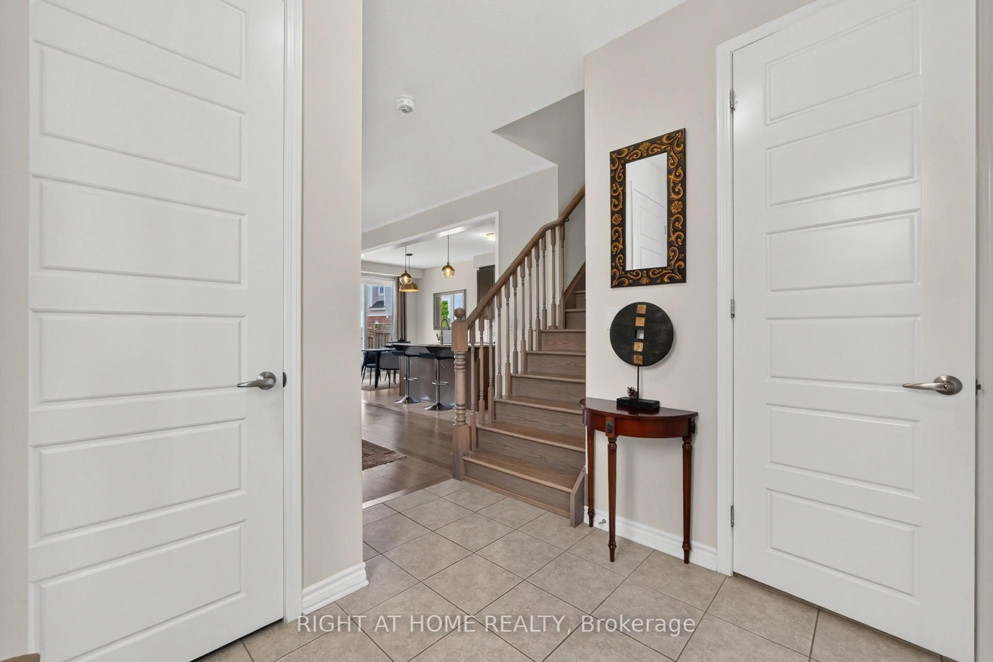 Indoor entryway for 180 Spring Creek Dr, Hamilton Ontario L8B 1V3