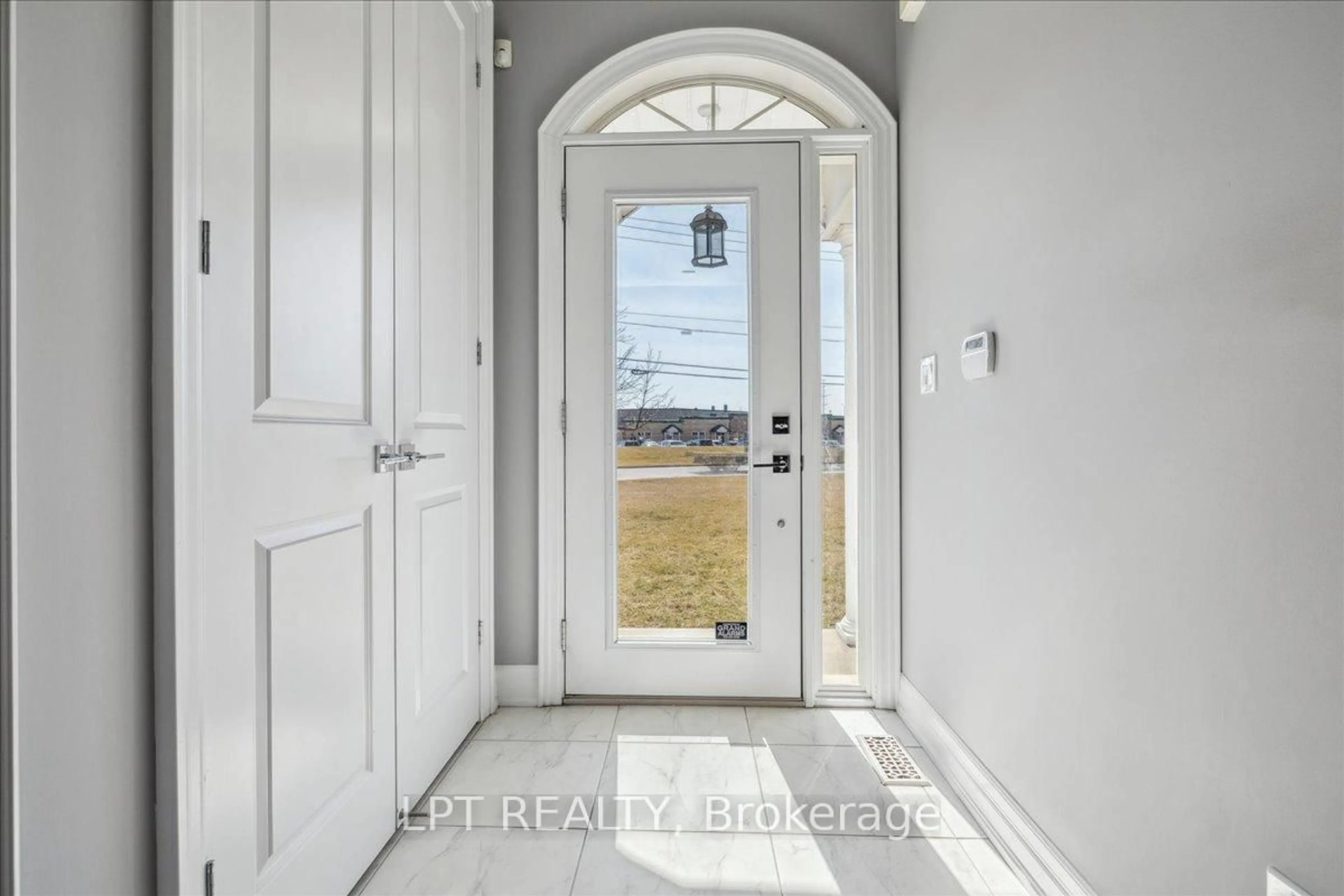 Indoor entryway for 1 Dorchester Blvd, St. Catharines Ontario L2M 0B8