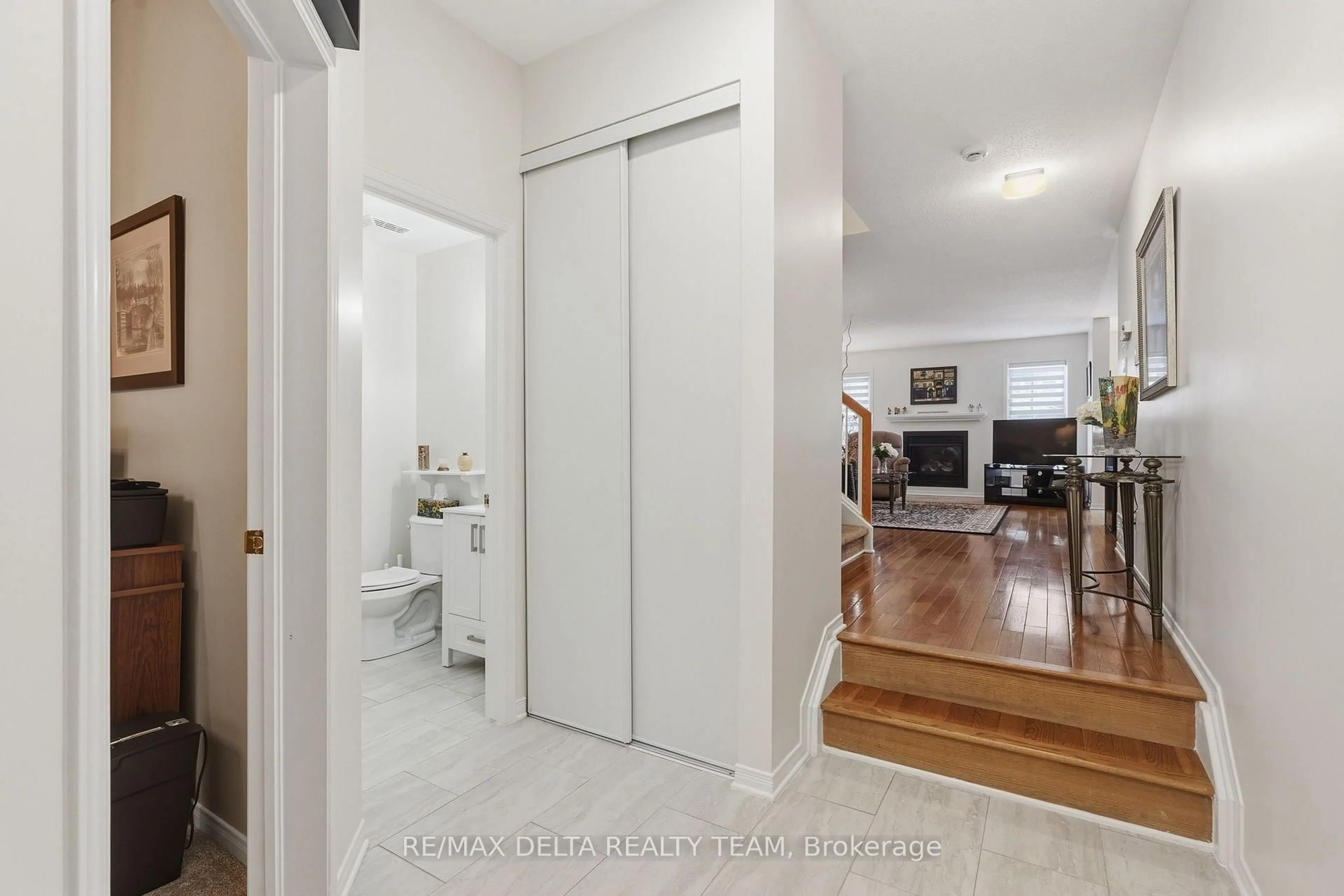 Indoor entryway for 64 Collington St, Ottawa Ontario K2G 6X3