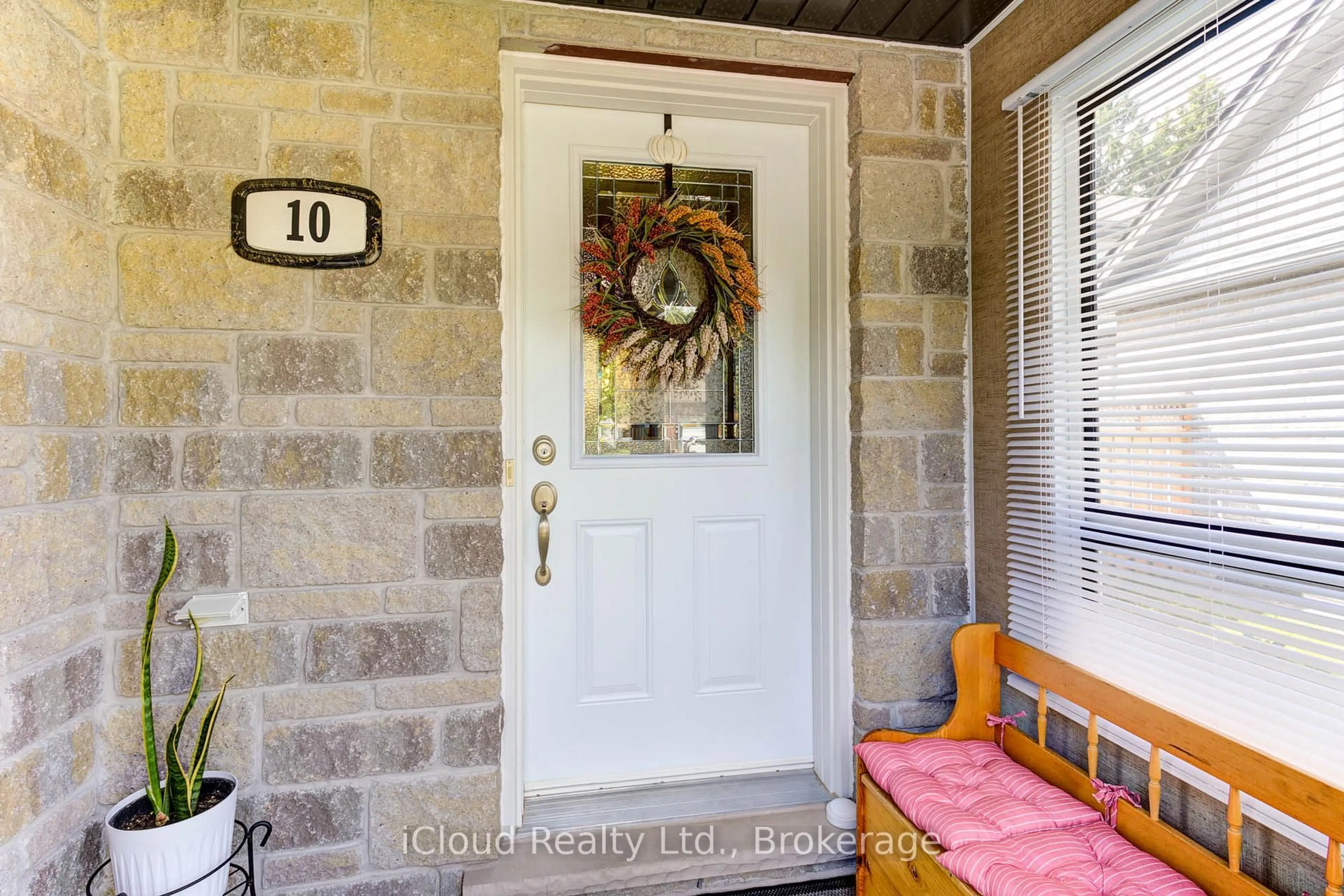 Indoor entryway for 10 Sheffield St, Southgate Ontario N0C 1B0