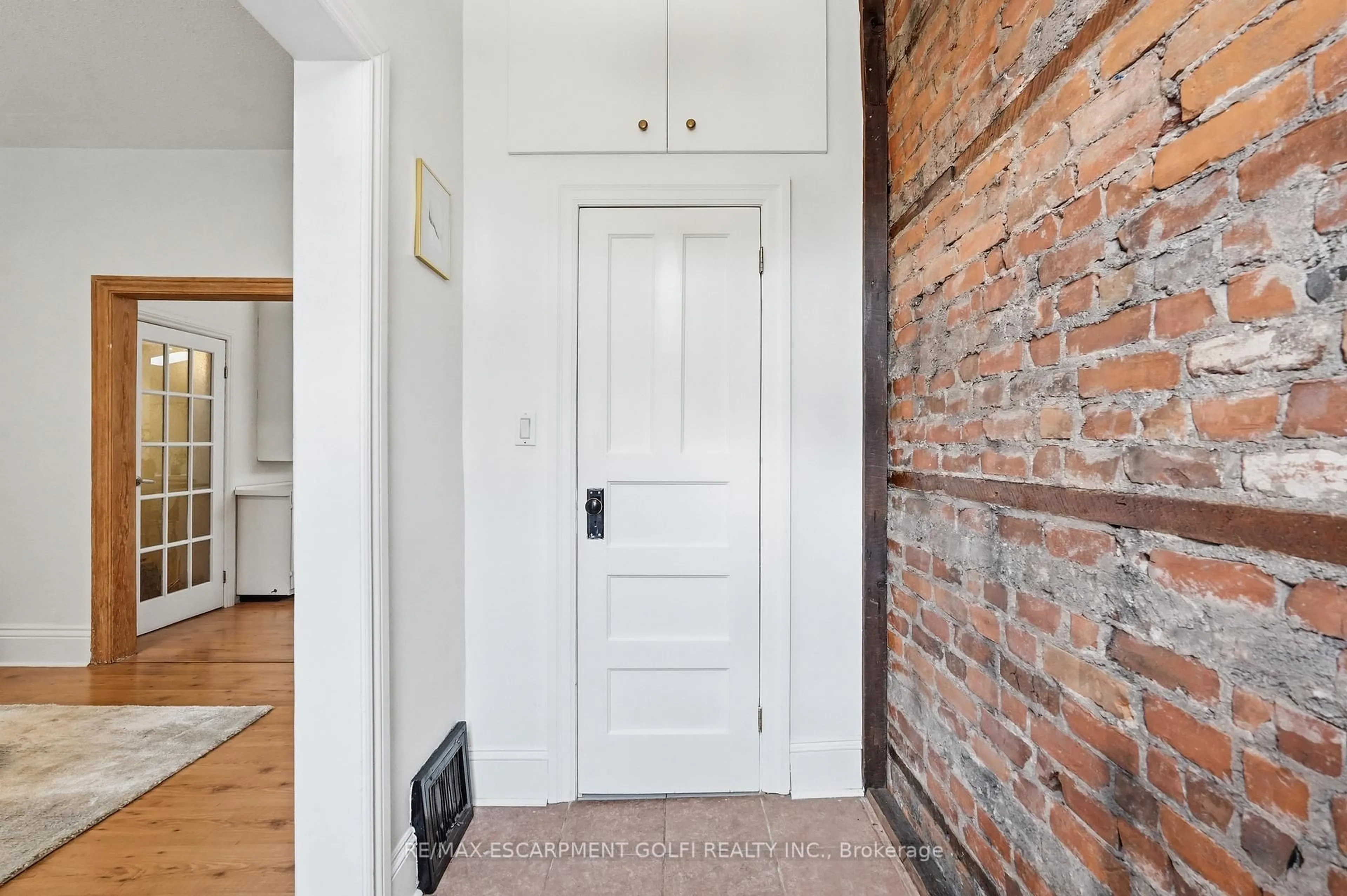 Indoor entryway for 356 Hughson St, Hamilton Ontario L8L 4N1