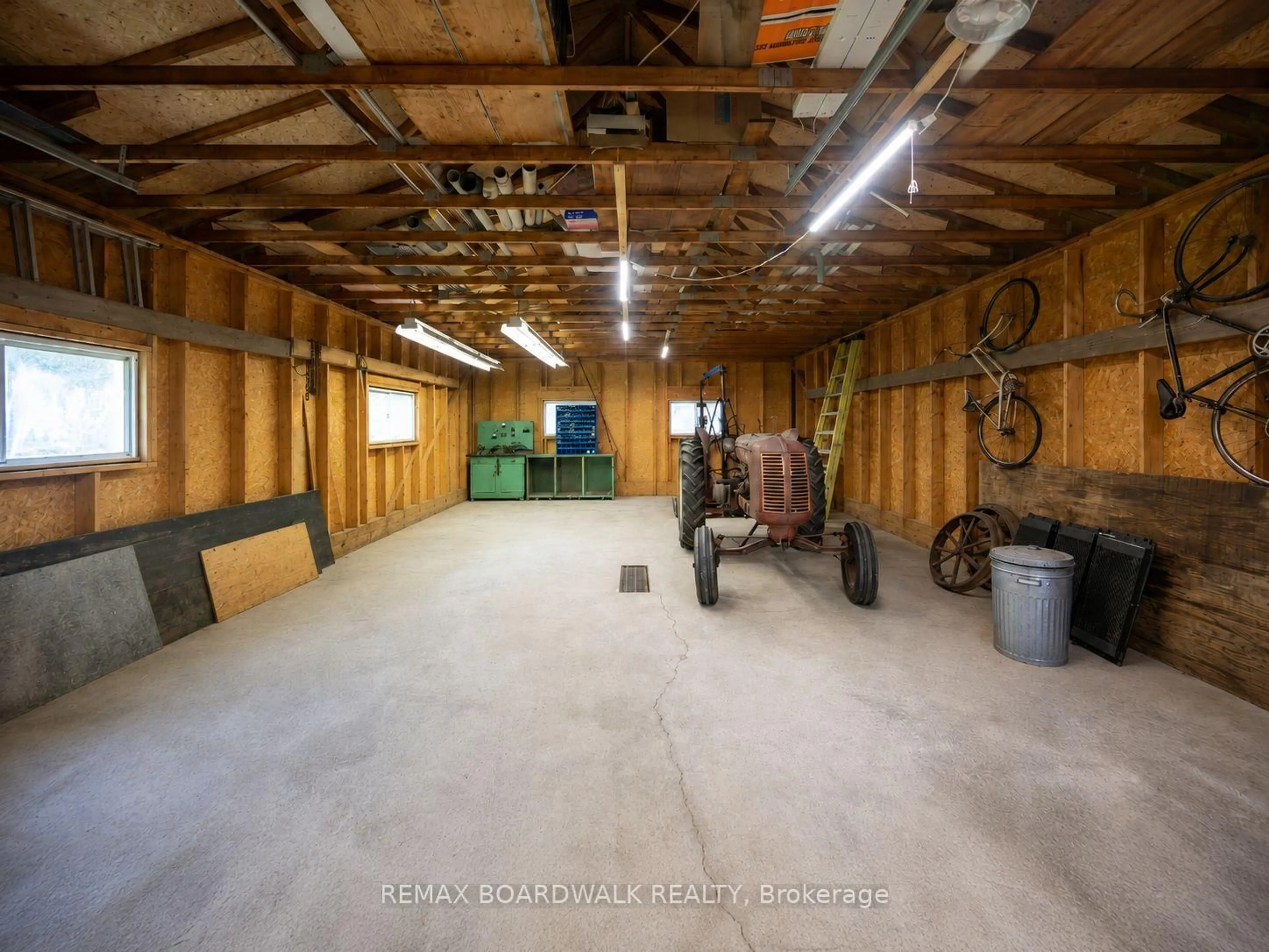 Indoor garage for 21 Maitland St, Richmond Ontario K0A 2Z0