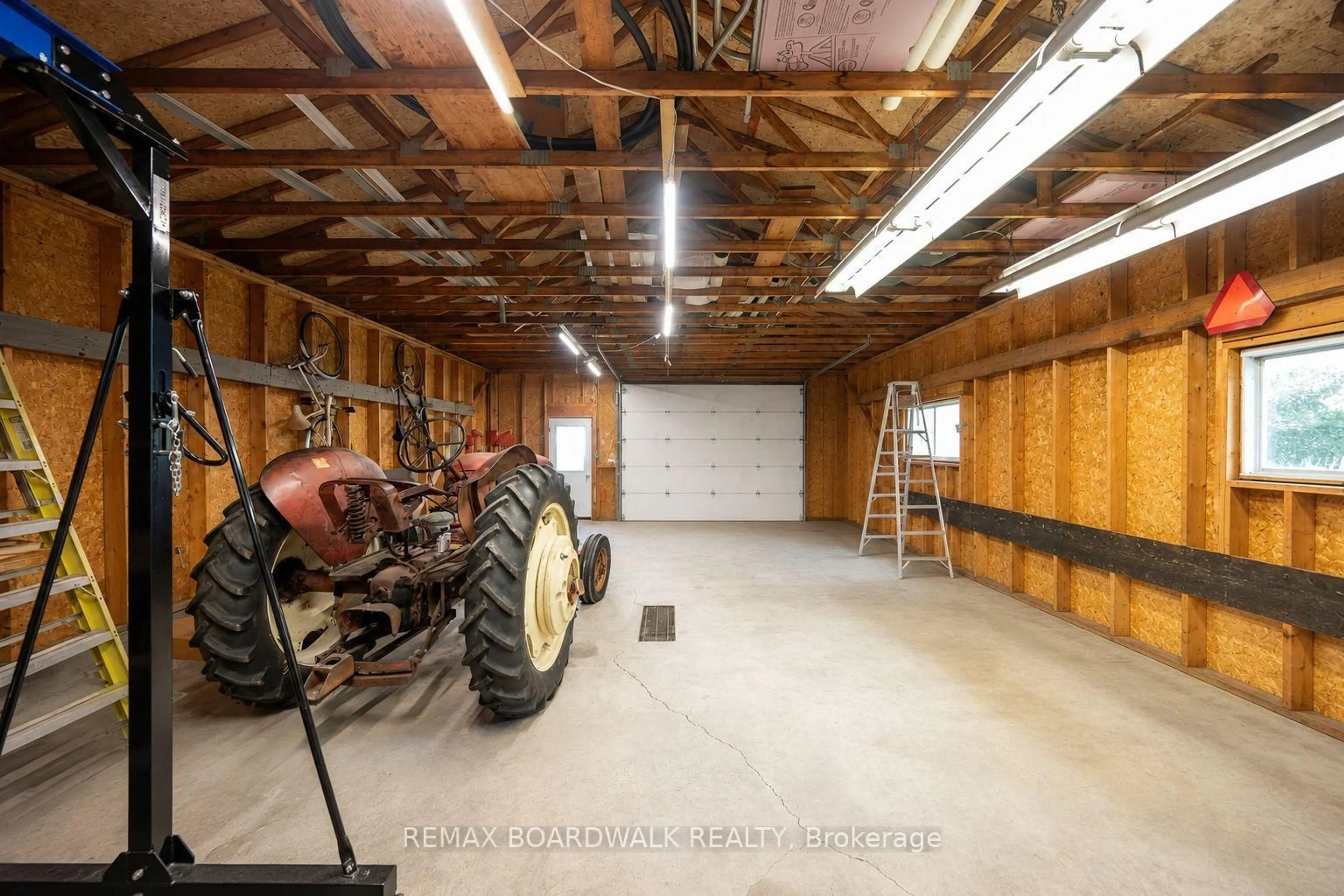 Indoor garage for 21 Maitland St, Richmond Ontario K0A 2Z0