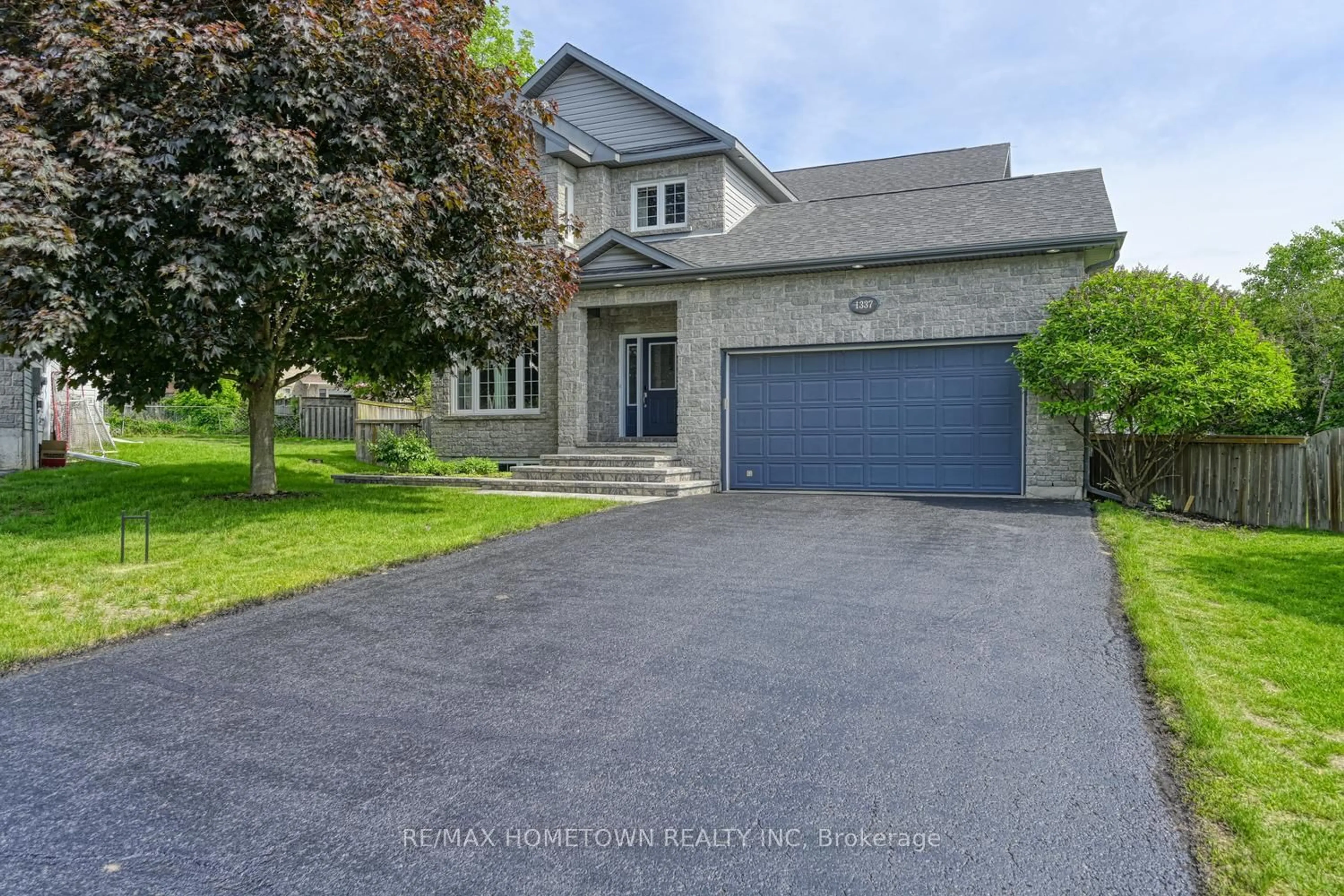 A pic from outside/outdoor area/front of a property/back of a property/a pic from drone, street for 1337 Cuthbertson Ave, Brockville Ontario K6V 6Y2