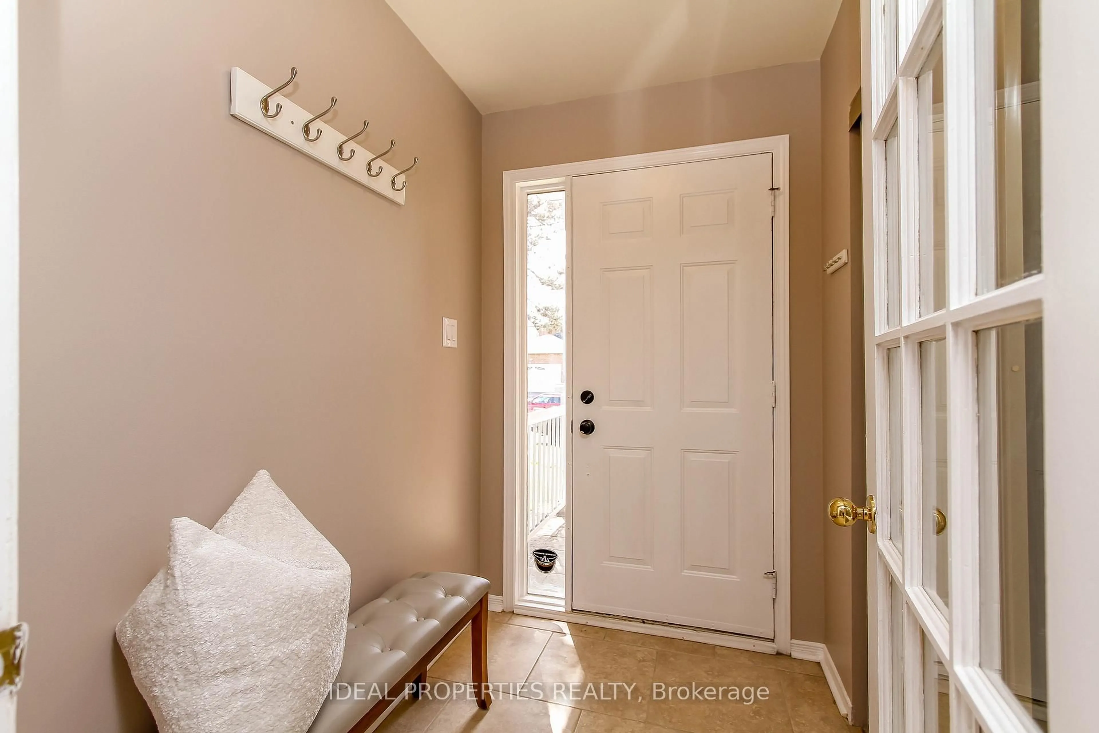 Indoor entryway for 39 HUNTINGS END Ave, Kanata Ontario K2M 1R2