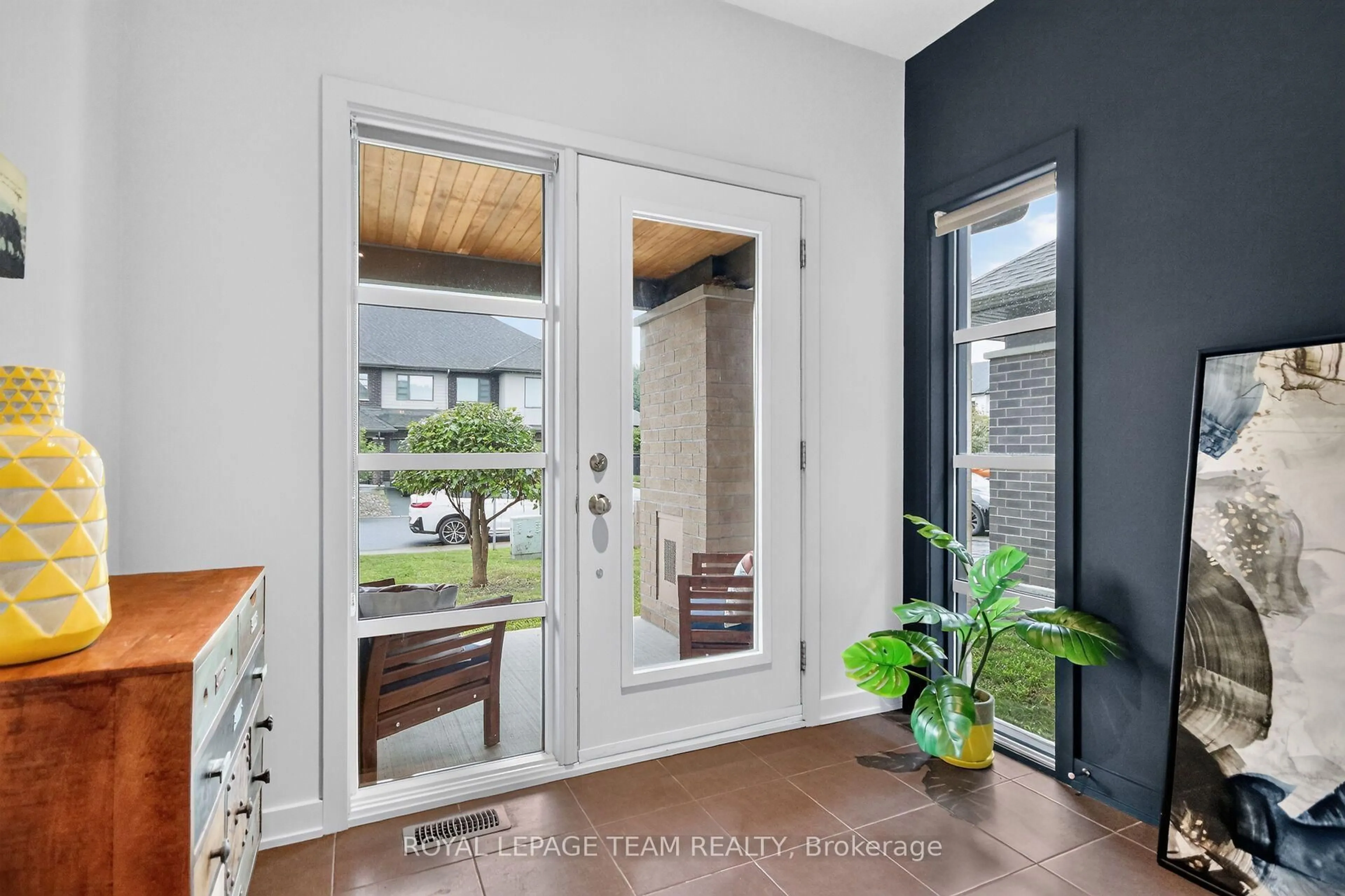 Indoor entryway for 140 Larimar Circ, Ottawa Ontario K1X 0B6