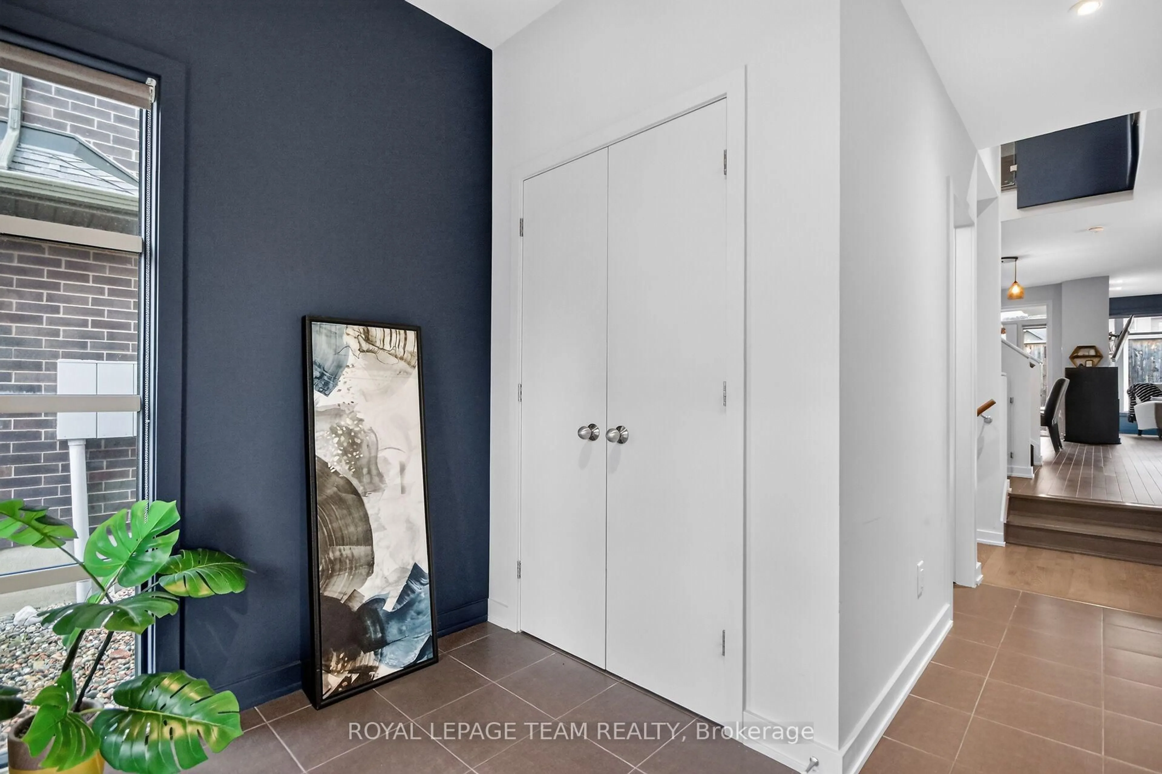 Indoor entryway for 140 Larimar Circ, Ottawa Ontario K1X 0B6