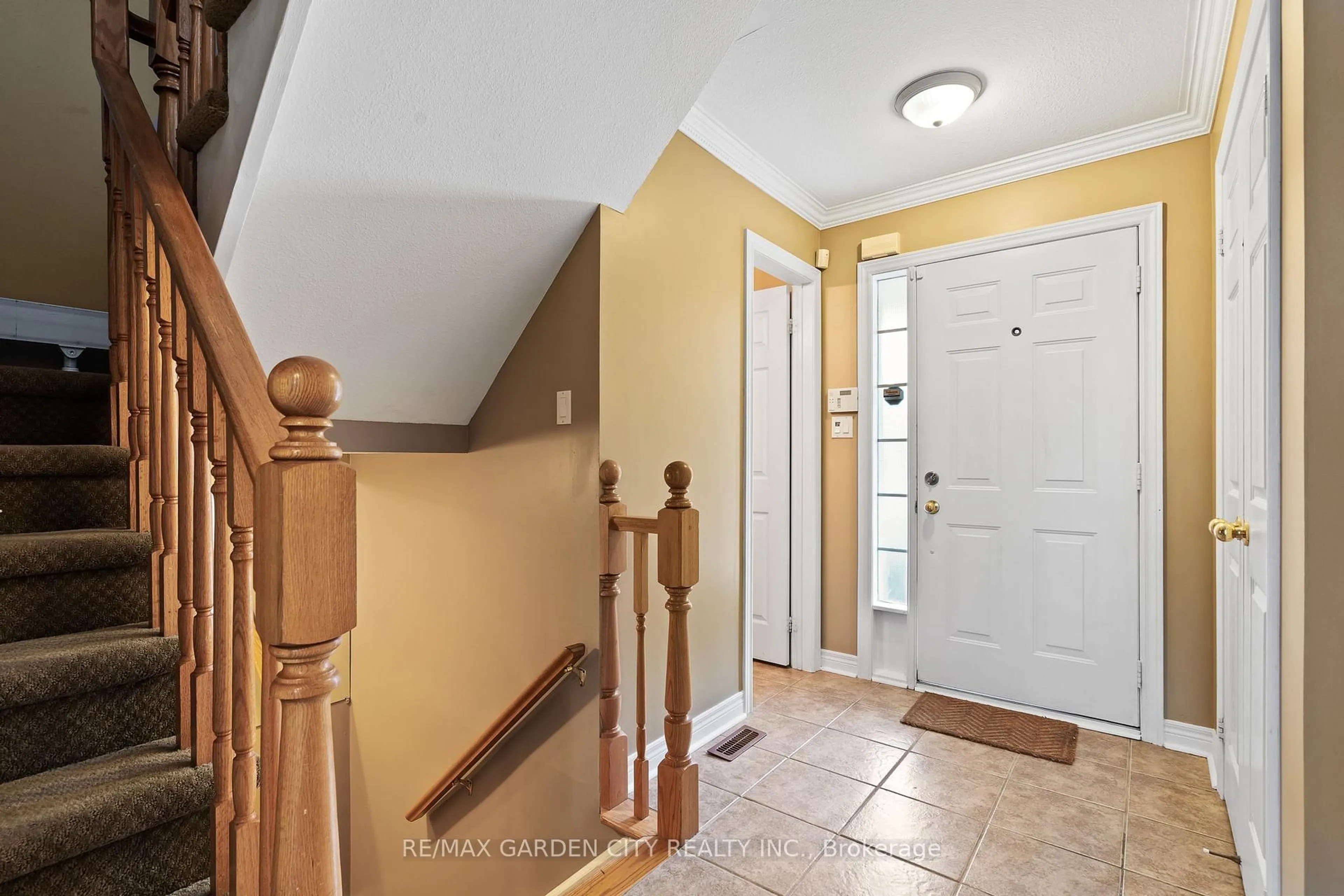 Indoor entryway for 401 Wright Cres, Niagara-on-the-Lake Ontario L0S 1J0