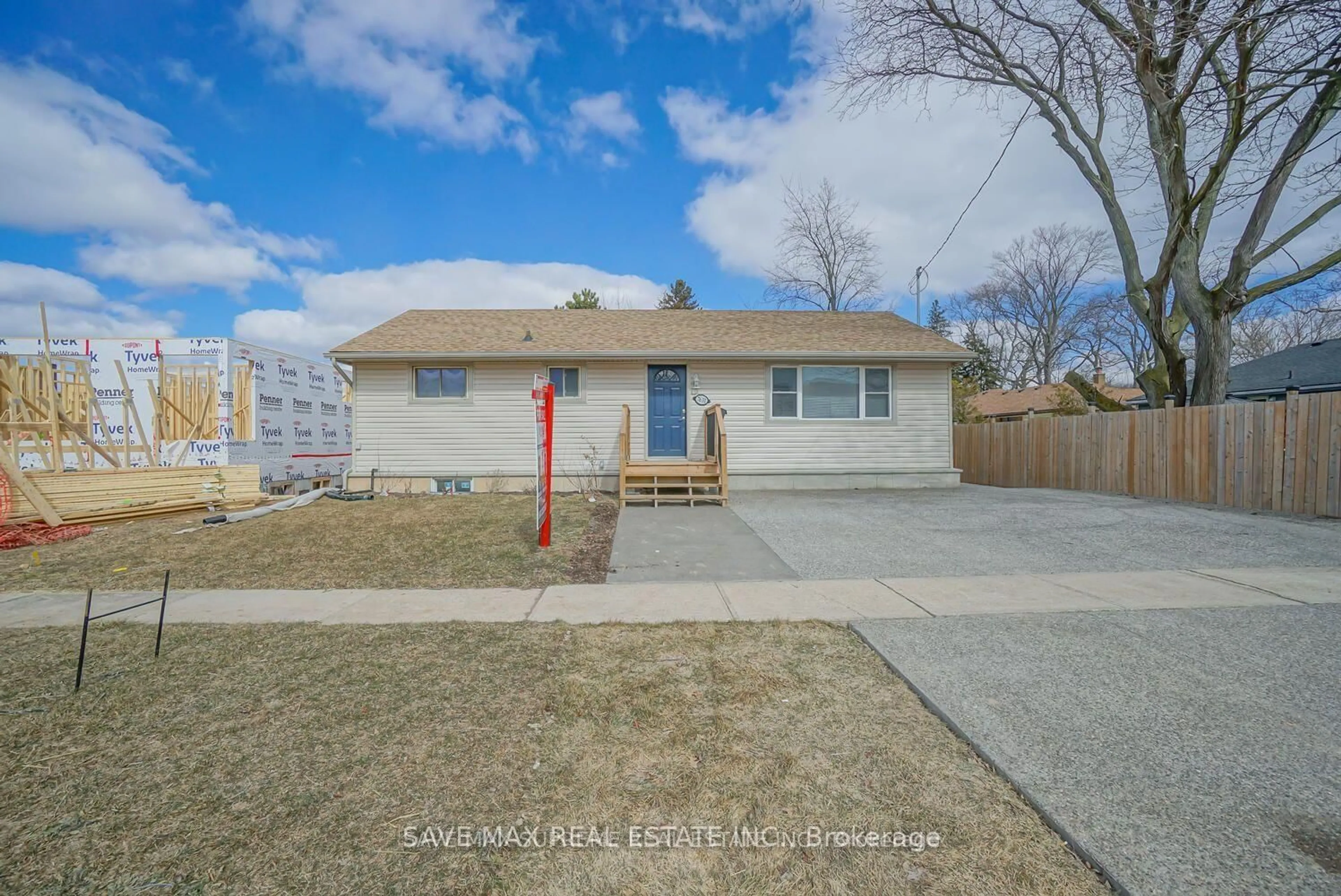 A pic from outside/outdoor area/front of a property/back of a property/a pic from drone, street for 7631 Wayne St, Niagara Falls Ontario L2H 1G7