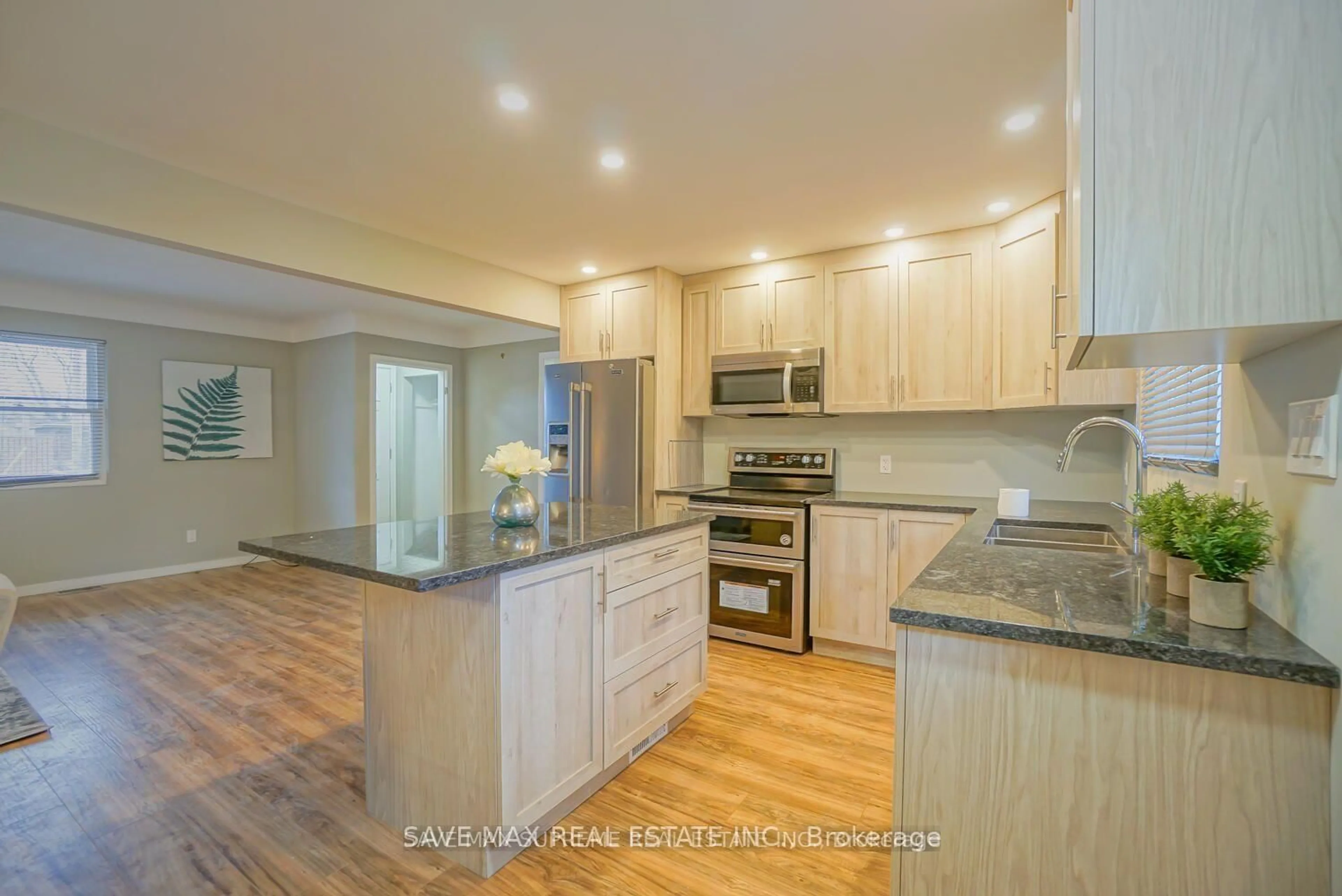 Open concept kitchen, unknown for 7631 Wayne St, Niagara Falls Ontario L2H 1G7