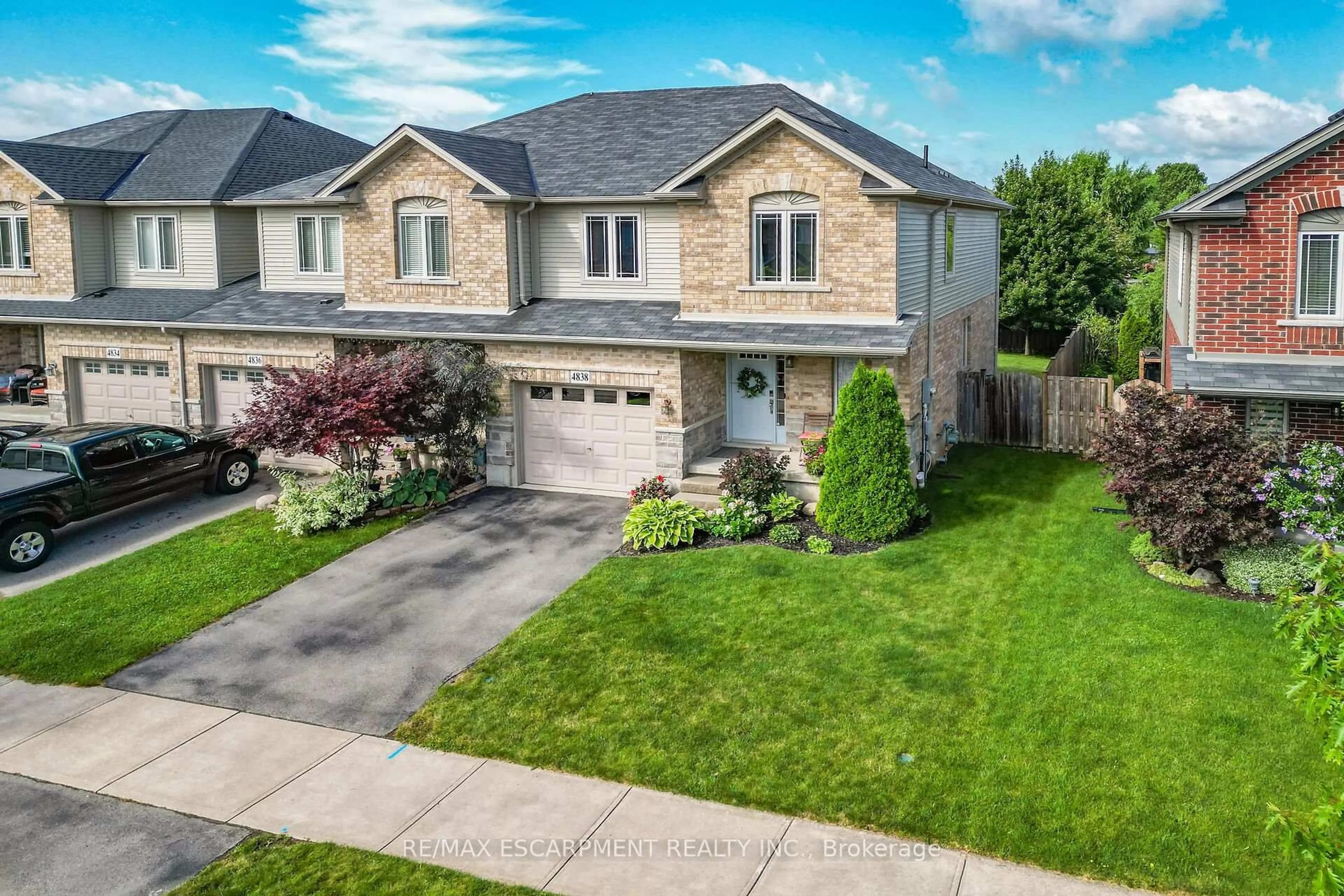 A pic from outside/outdoor area/front of a property/back of a property/a pic from drone, street for 4838 Adam Crt, Lincoln Ontario L3J 1M5