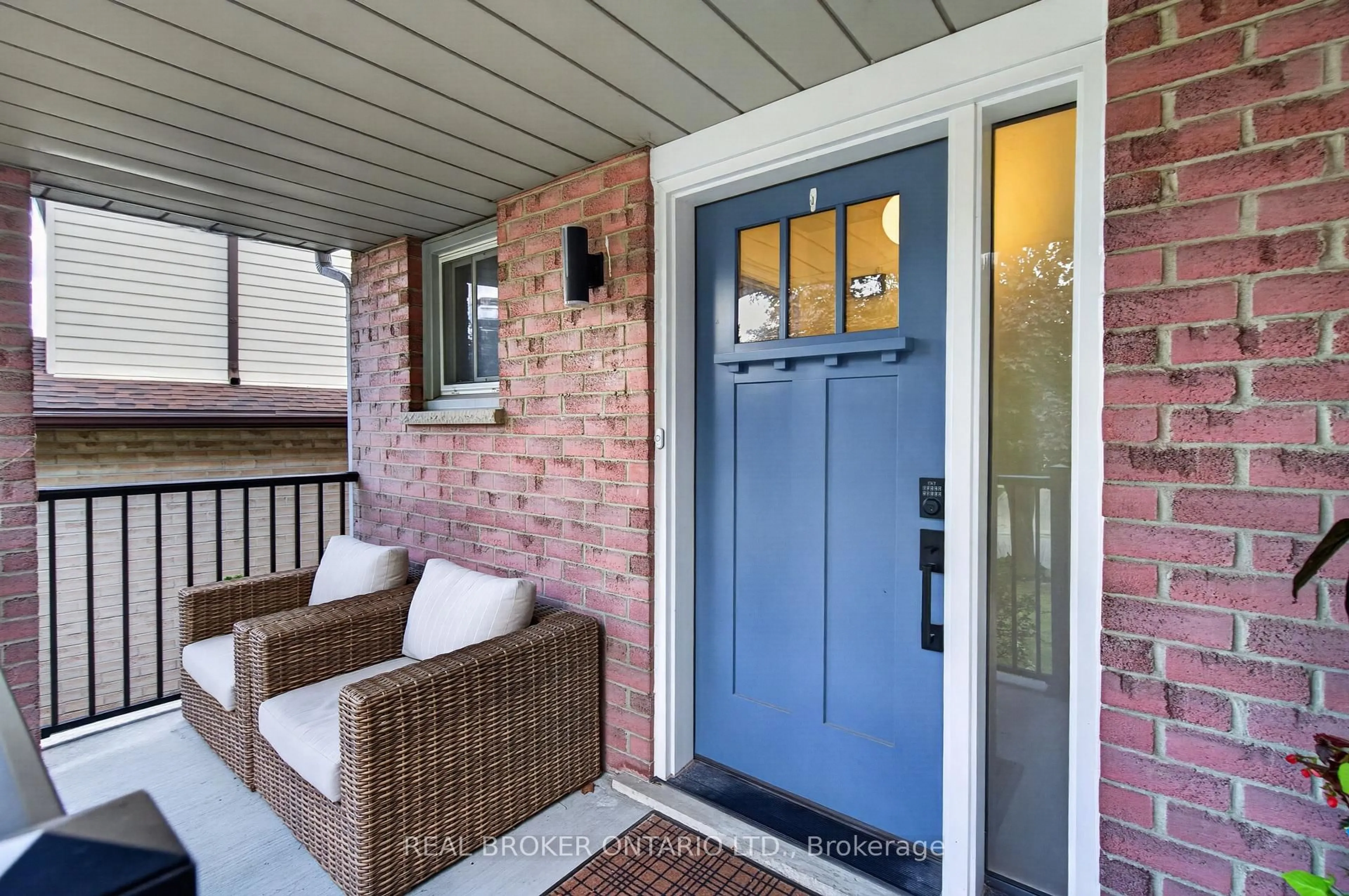 Indoor entryway for 171 Golfwood Dr, Hamilton Ontario L9C 6W2