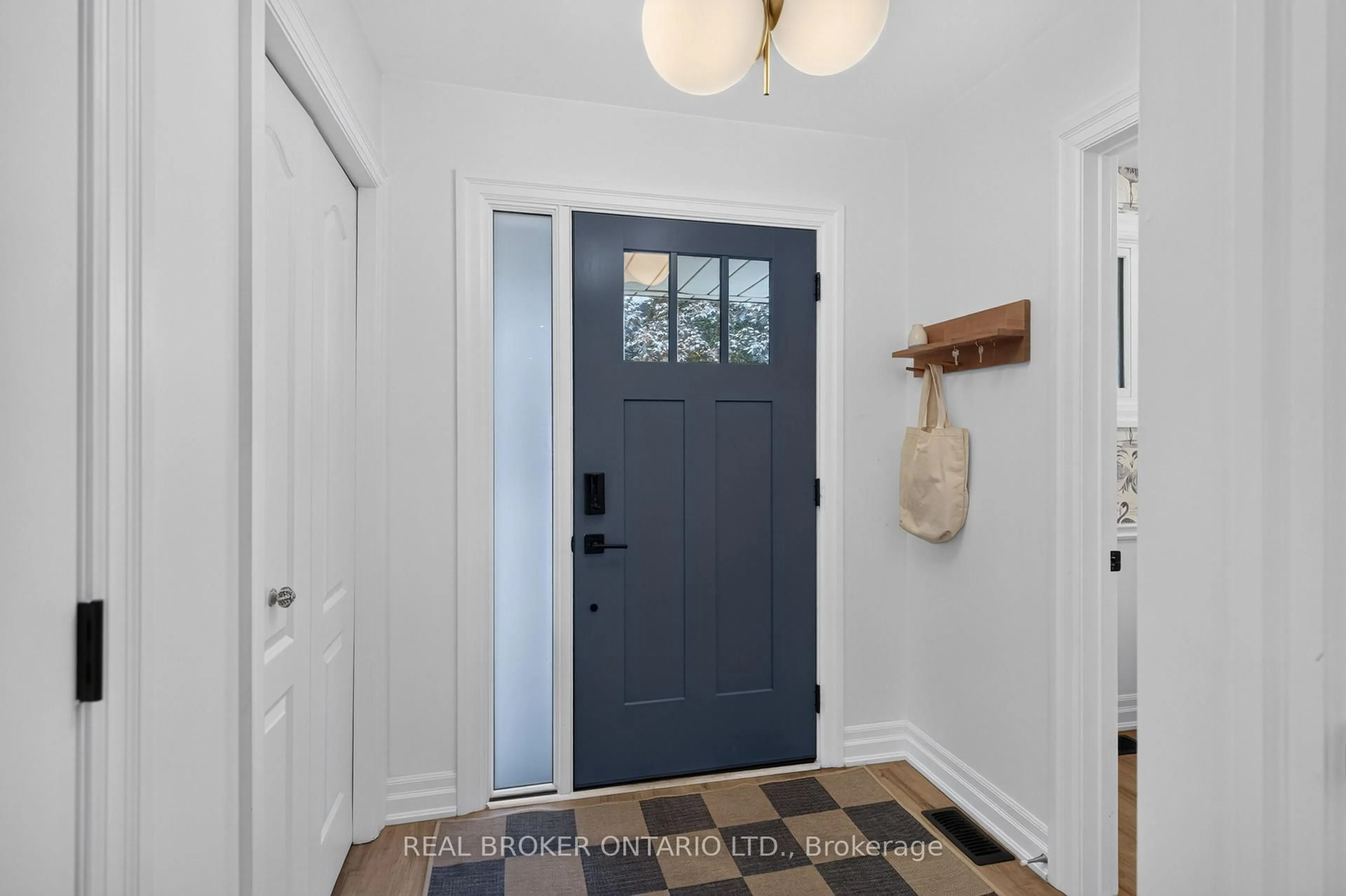 Indoor entryway for 171 Golfwood Dr, Hamilton Ontario L9C 6W2
