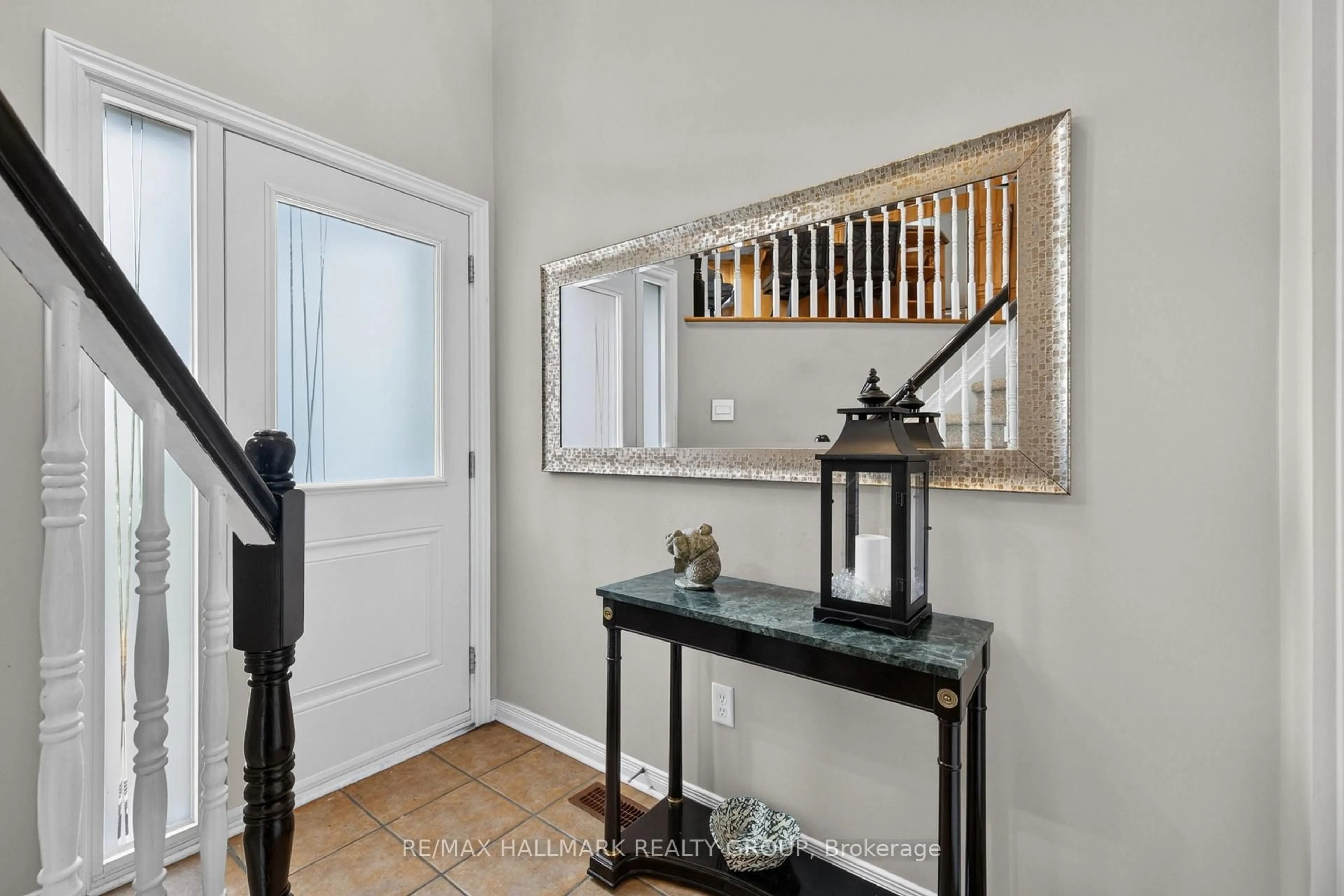 Indoor entryway for 139 CASTLE GLEN Cres, Ottawa Ontario K2L 4G9