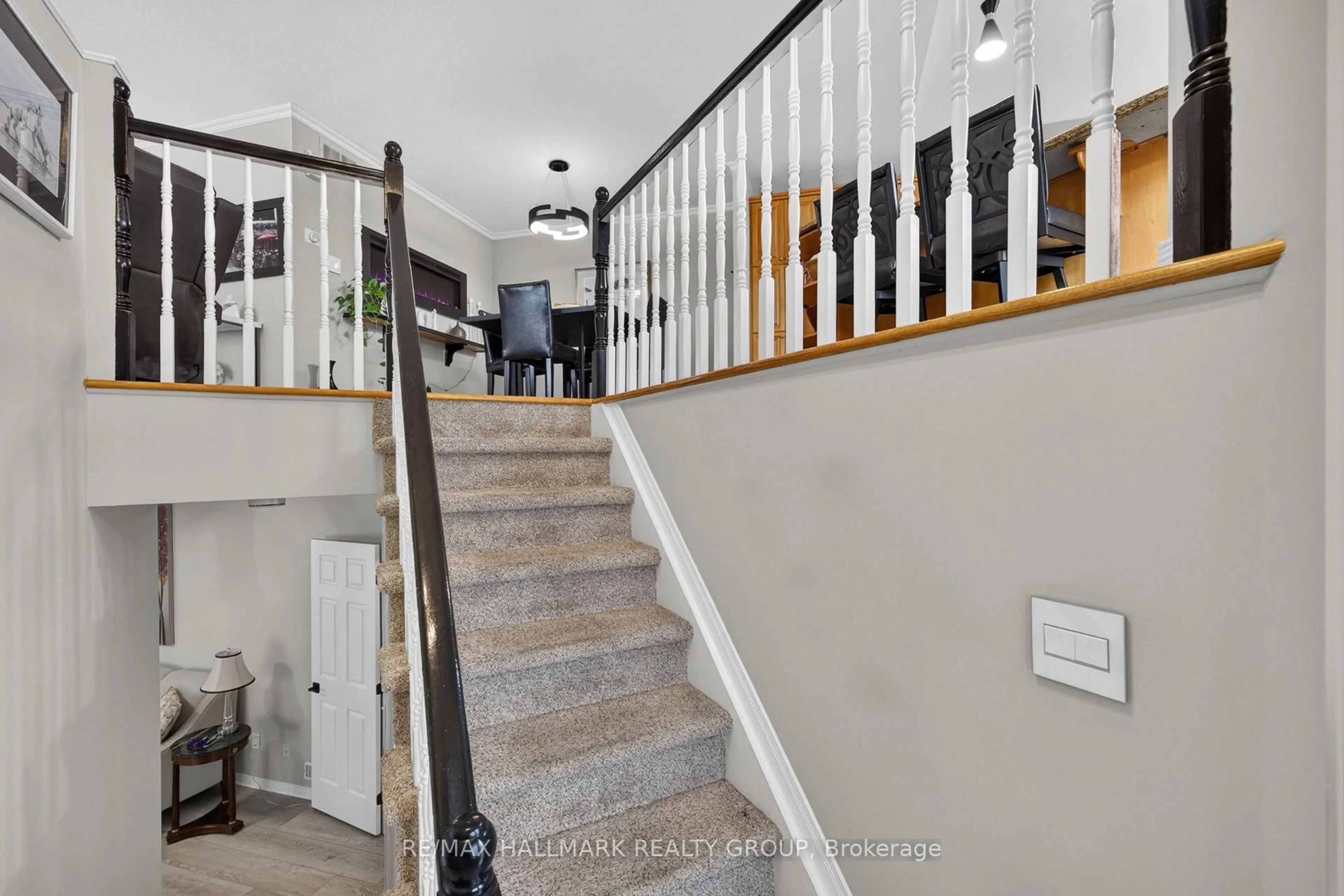 Stairs for 139 CASTLE GLEN Cres, Ottawa Ontario K2L 4G9