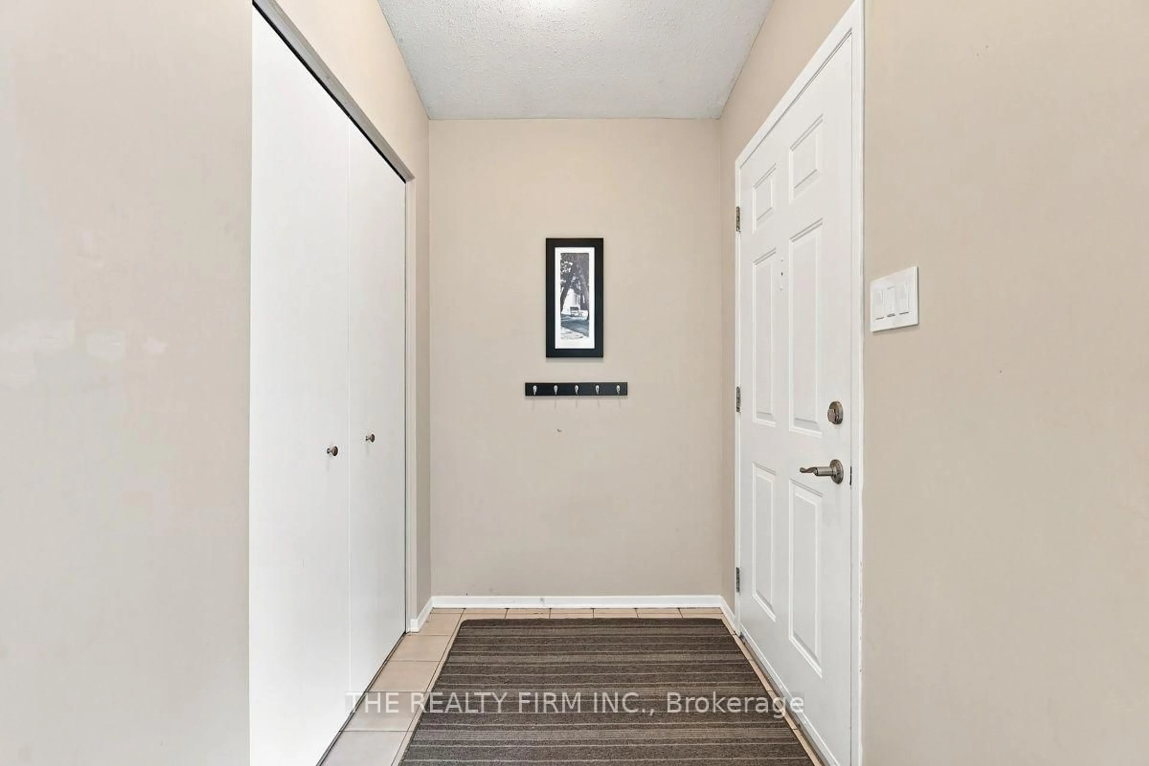 Indoor entryway for 258 Olympic Cres, London North Ontario N6G 3P7