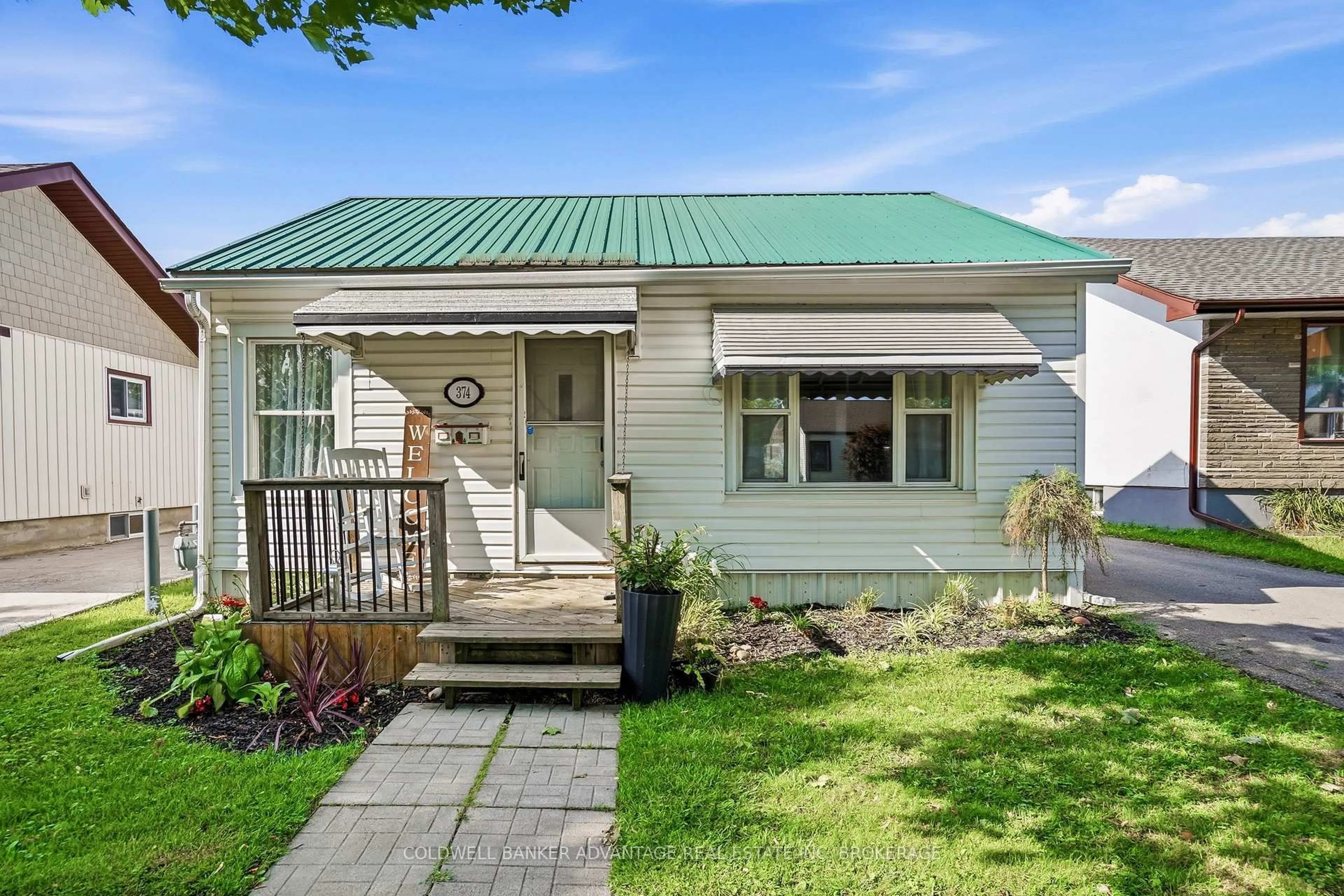 Home with vinyl exterior material, street for 374 Dieppe St, Welland Ontario L3B 4V4