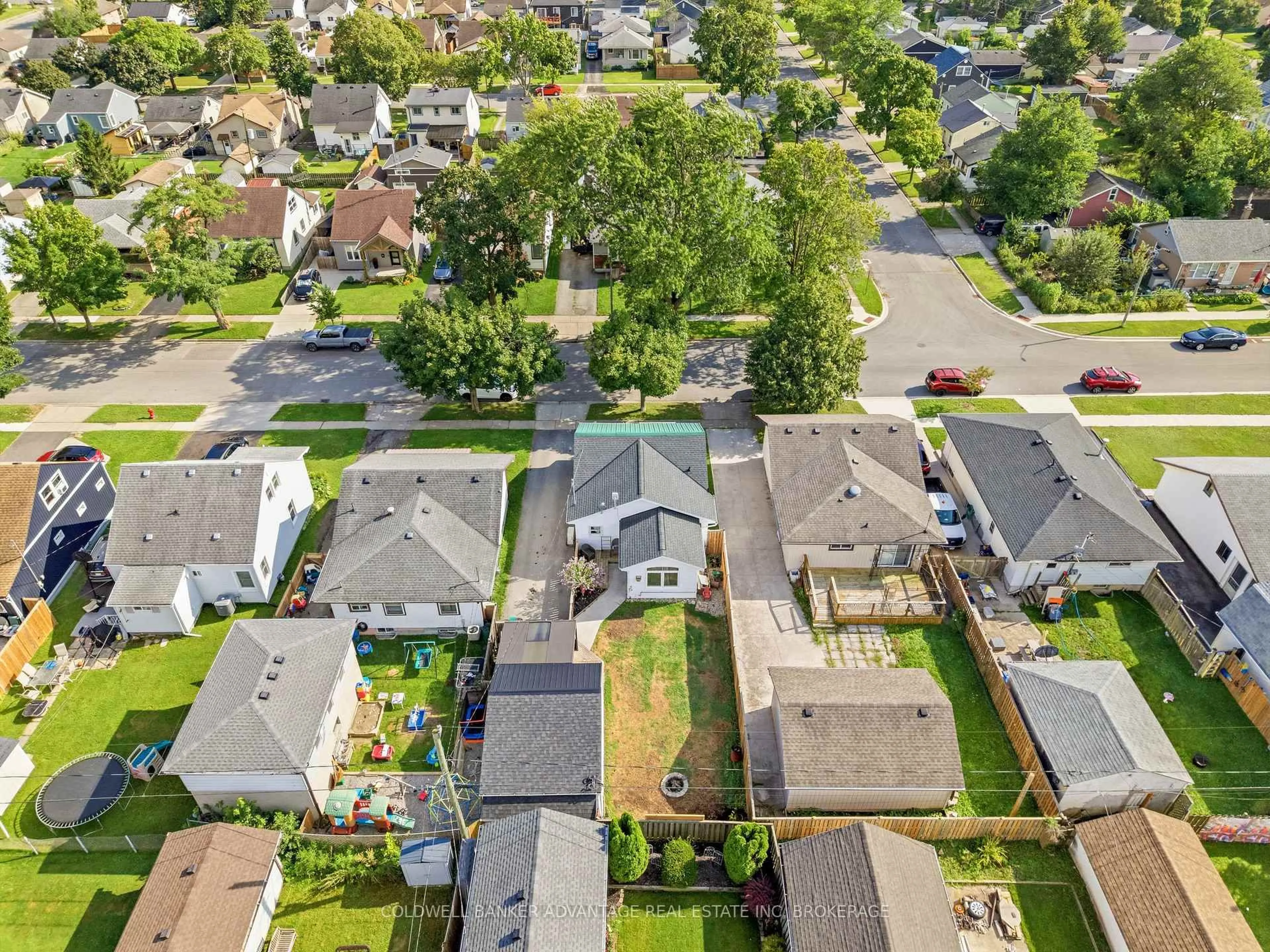 A pic from outside/outdoor area/front of a property/back of a property/a pic from drone, street for 374 Dieppe St, Welland Ontario L3B 4V4