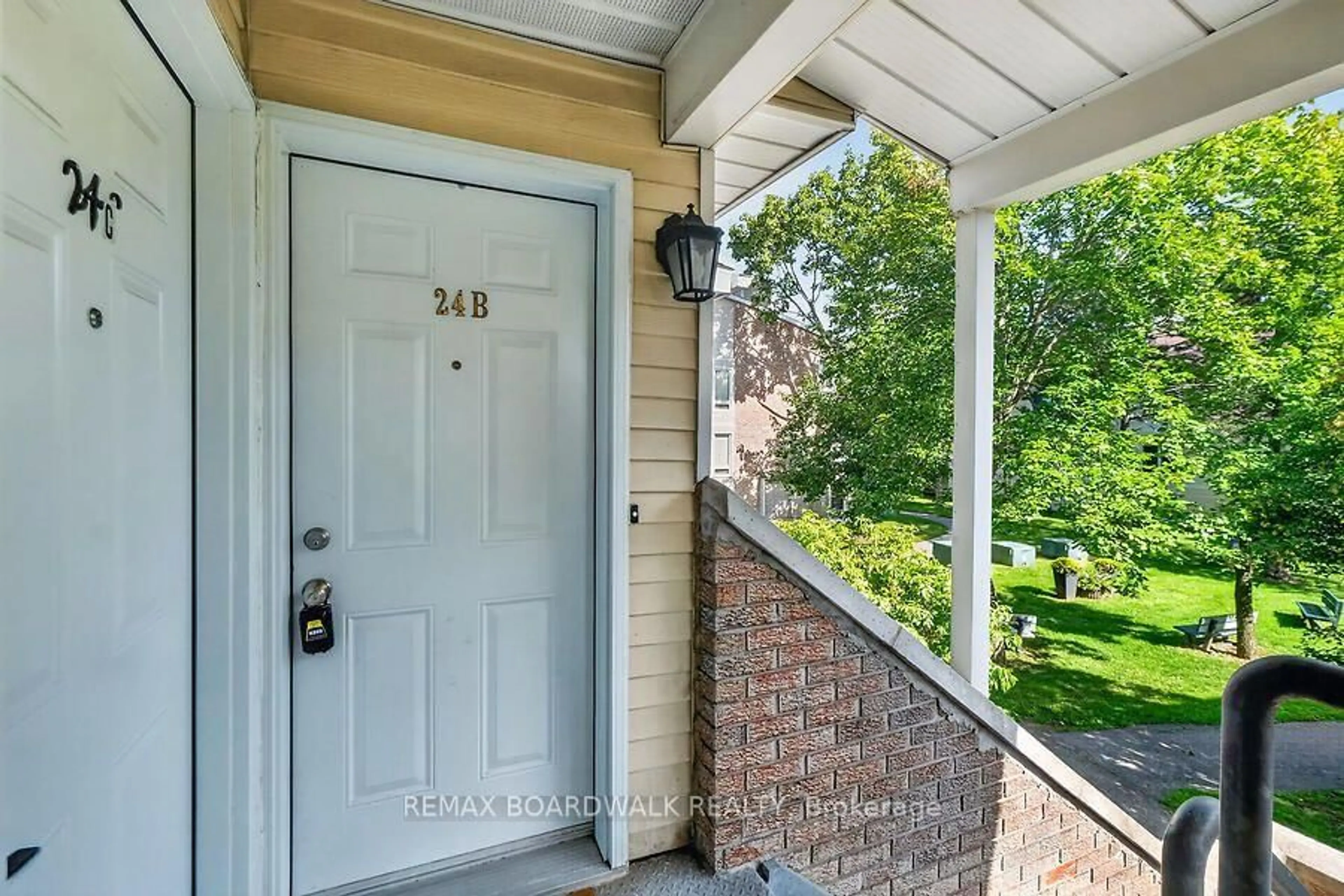 Indoor entryway for 24B Shehyn Lane, Ottawa Ontario K2G 4Y5