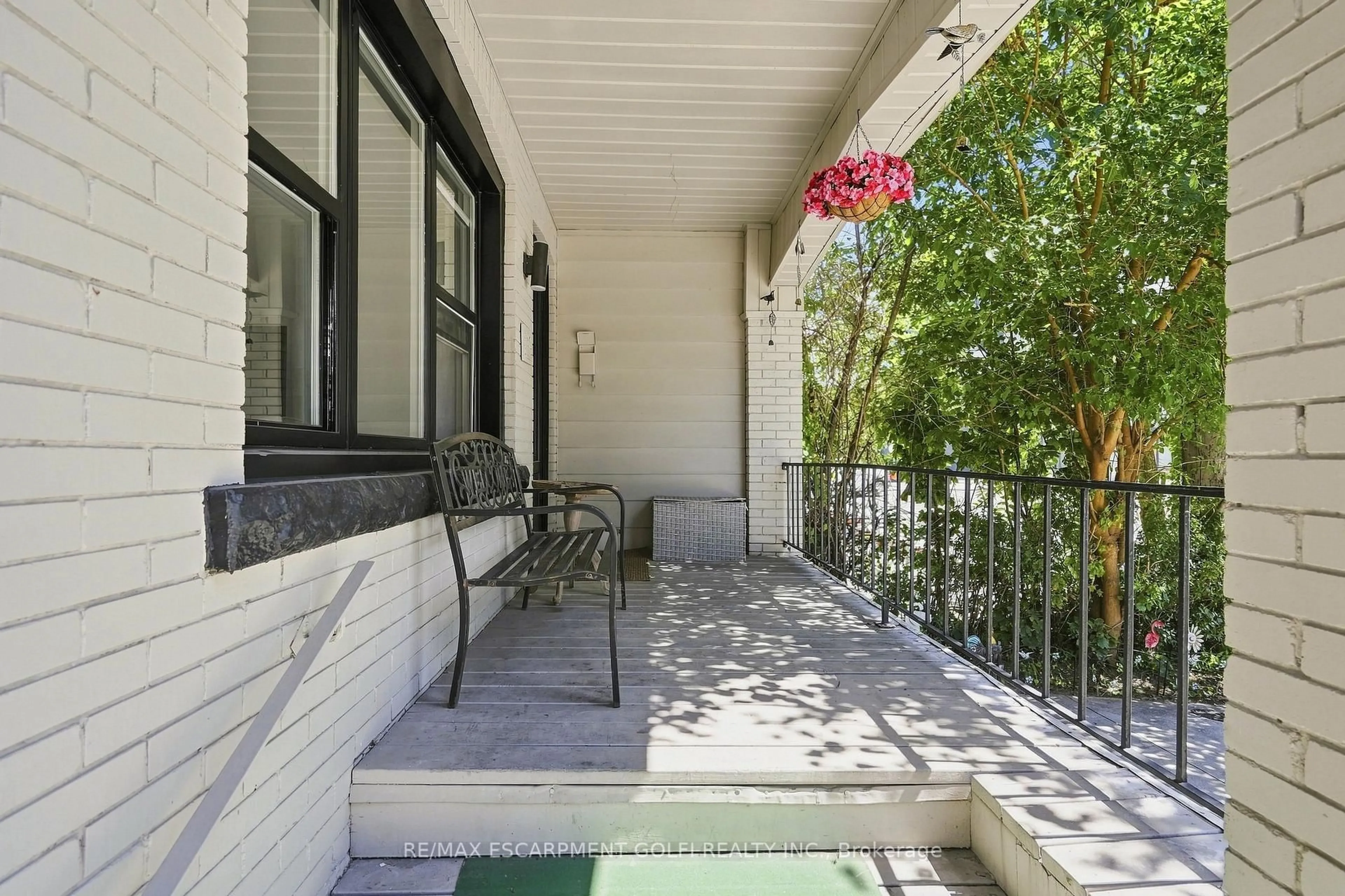 Patio, street for 463 Dunsmure Ave, Hamilton Ontario L8L 1X4