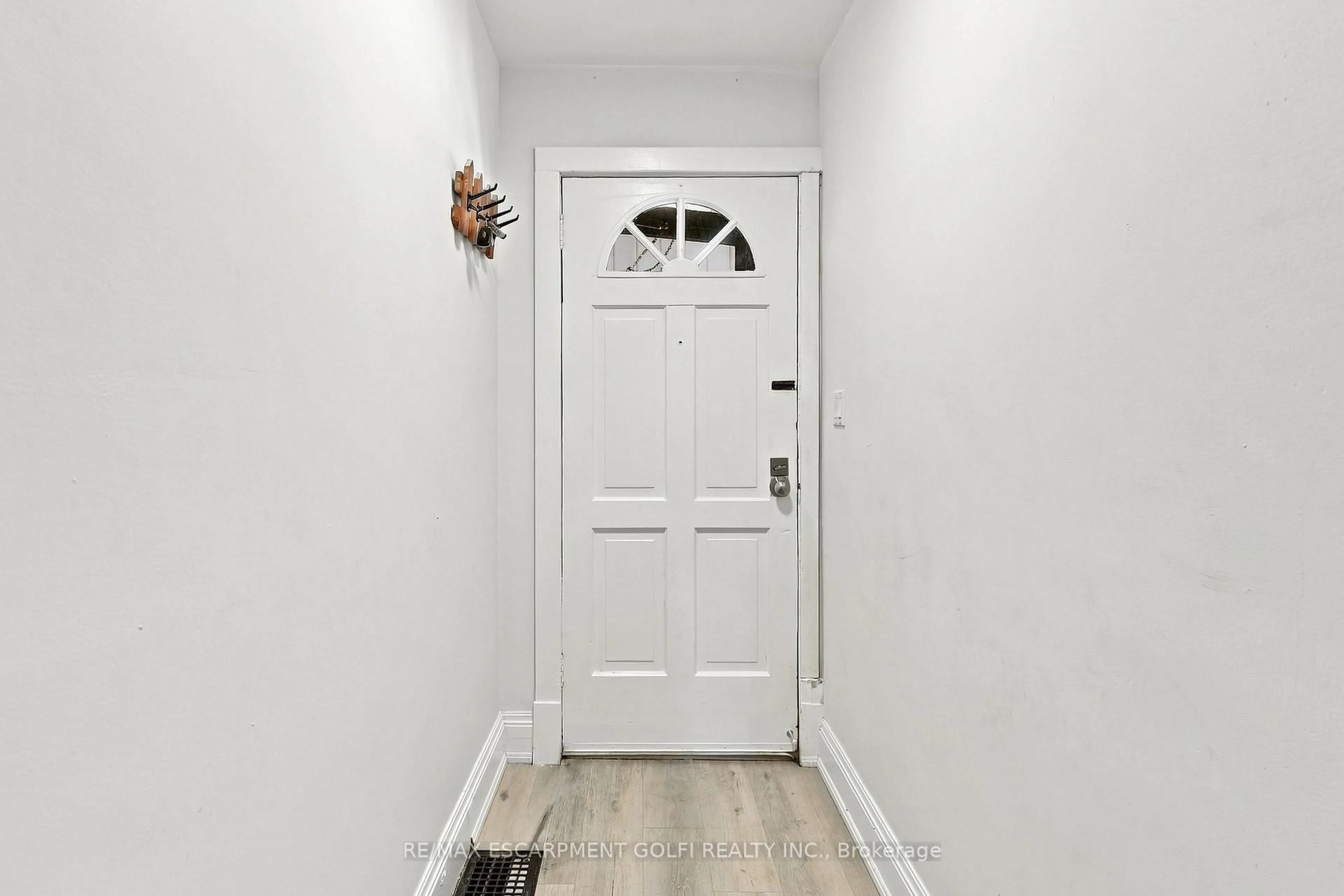 Indoor entryway for 463 Dunsmure Ave, Hamilton Ontario L8L 1X4