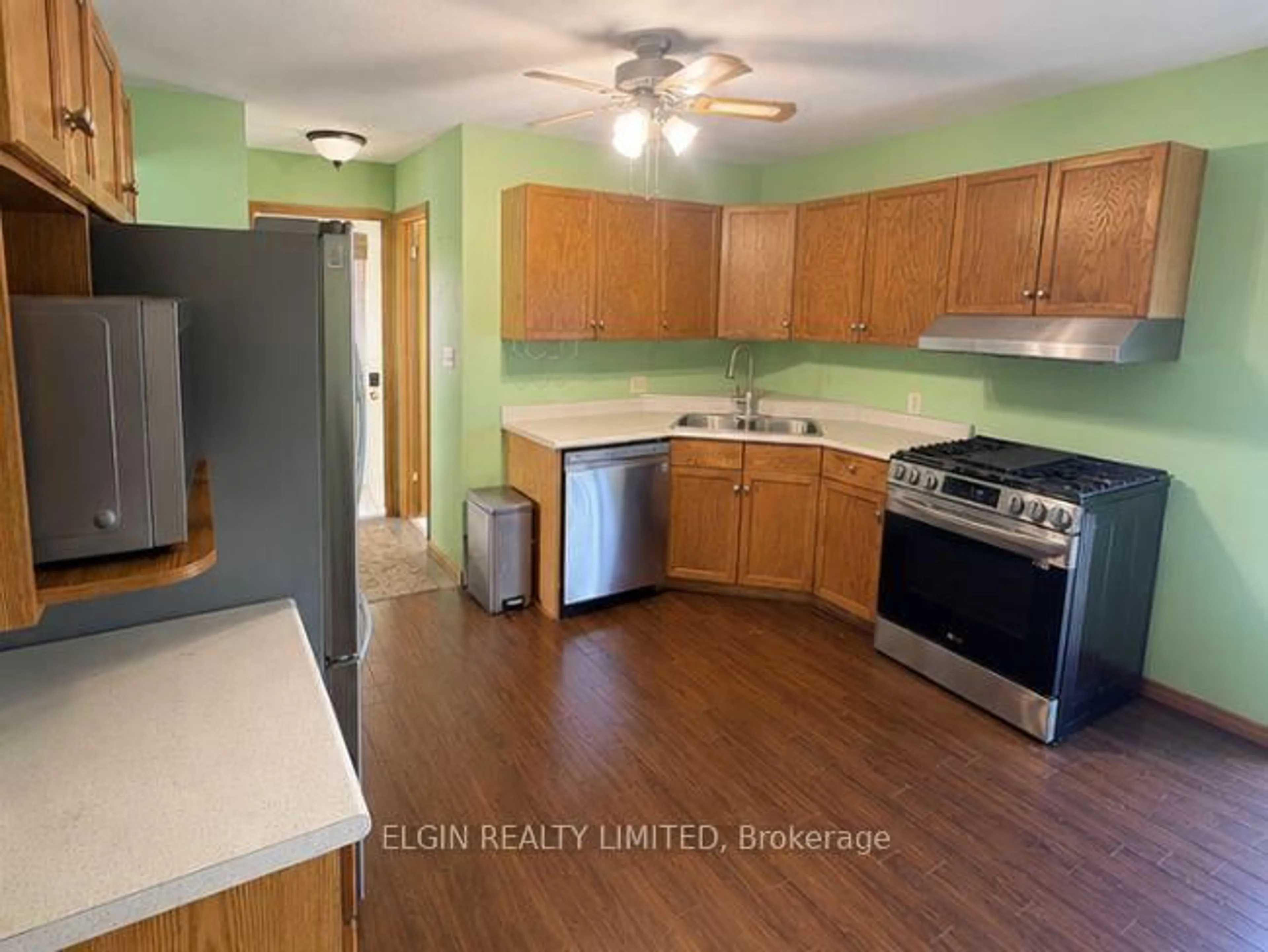 Standard kitchen, wood/laminate floor for 111 Manor Rd, St. Thomas Ontario N5R 5Z9