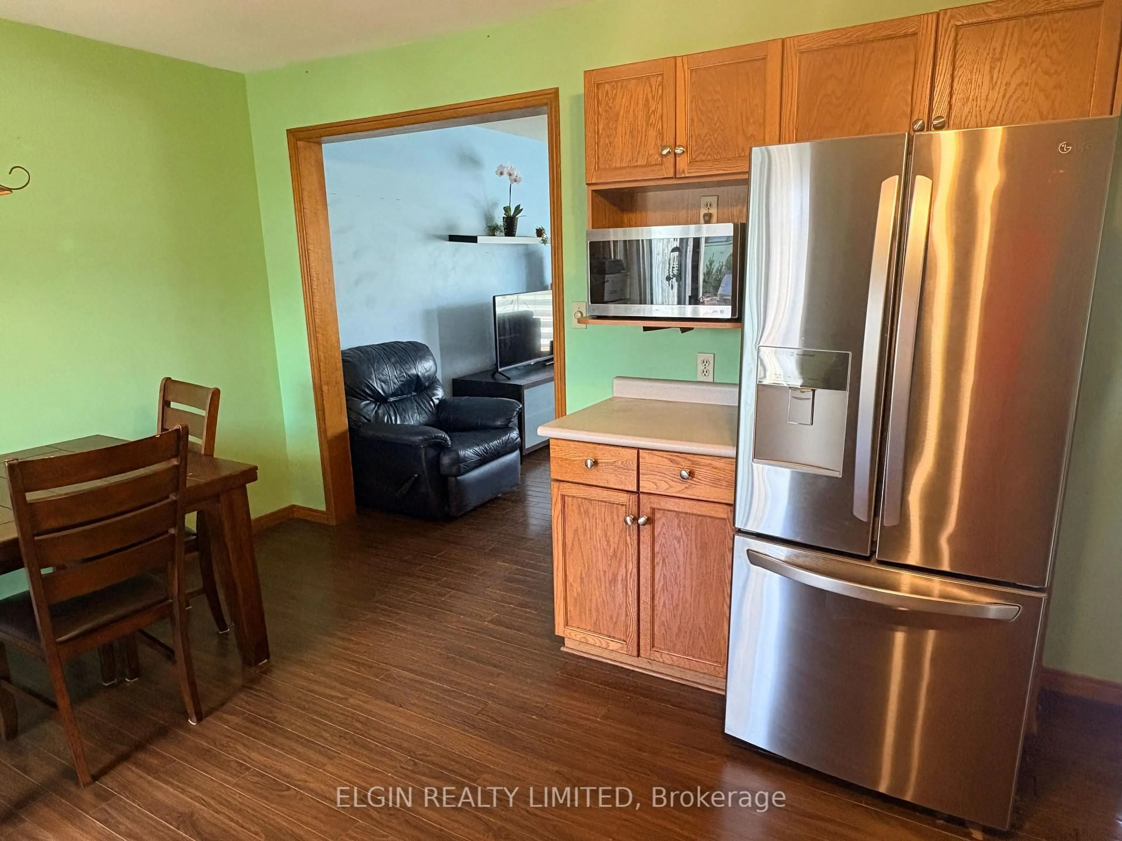 Standard kitchen, wood/laminate floor for 111 Manor Rd, St. Thomas Ontario N5R 5Z9