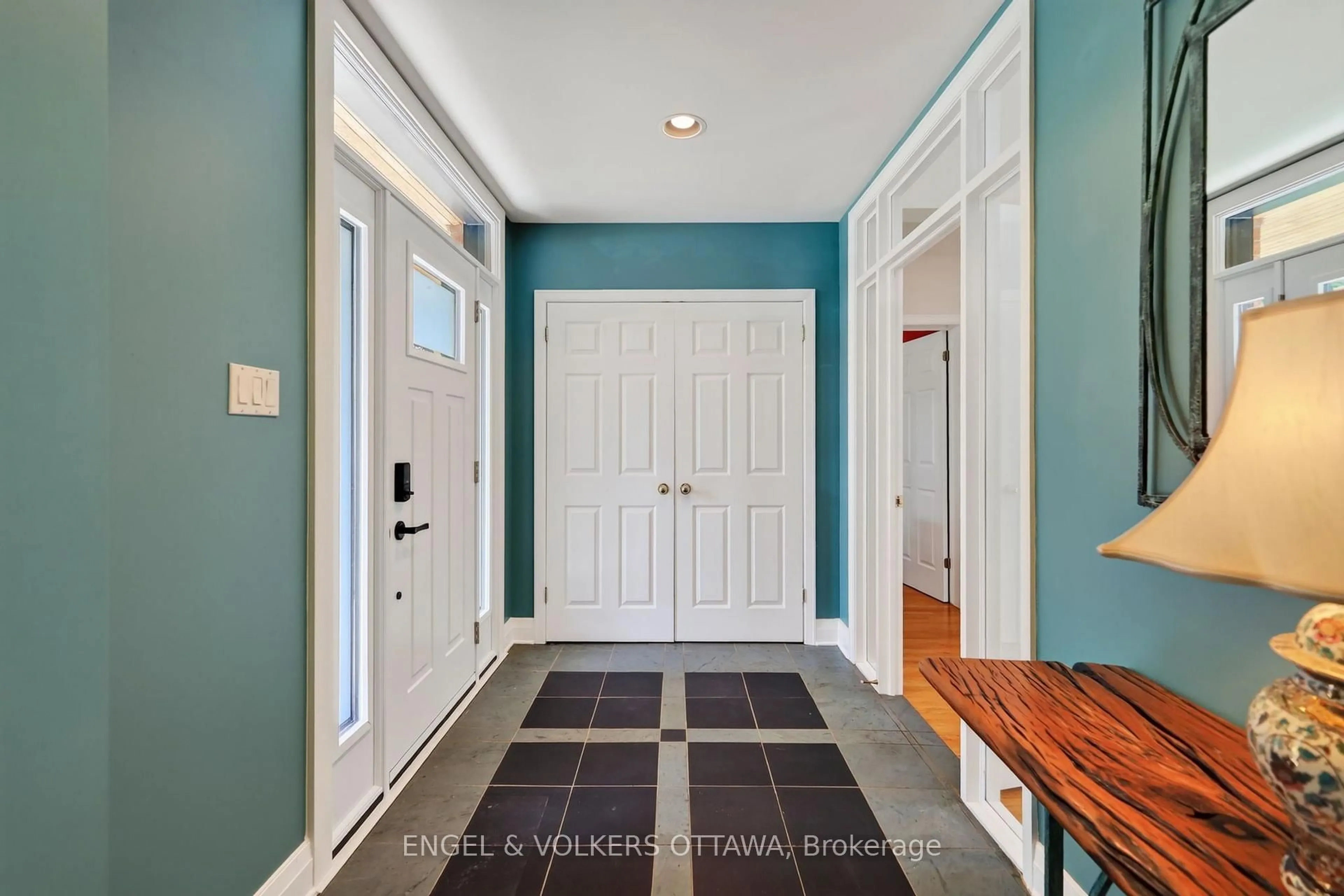 Indoor entryway for 13 Chinook Cres, Ottawa Ontario K2H 7C9