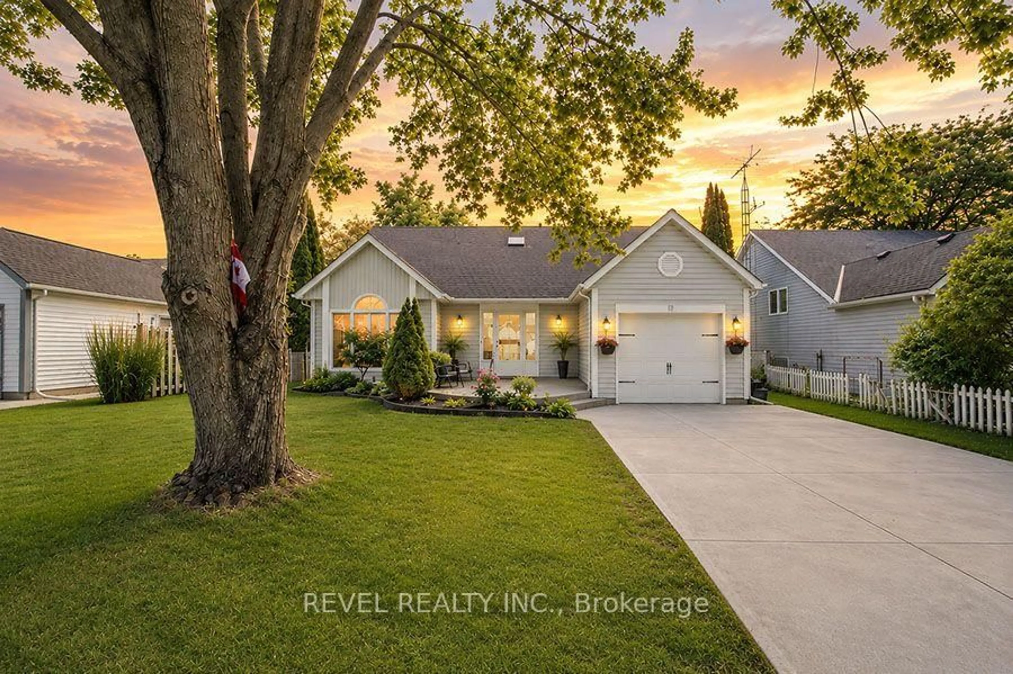 Home with vinyl exterior material, street for 61 Leslie Ave, Norfolk Ontario N0A 1N4