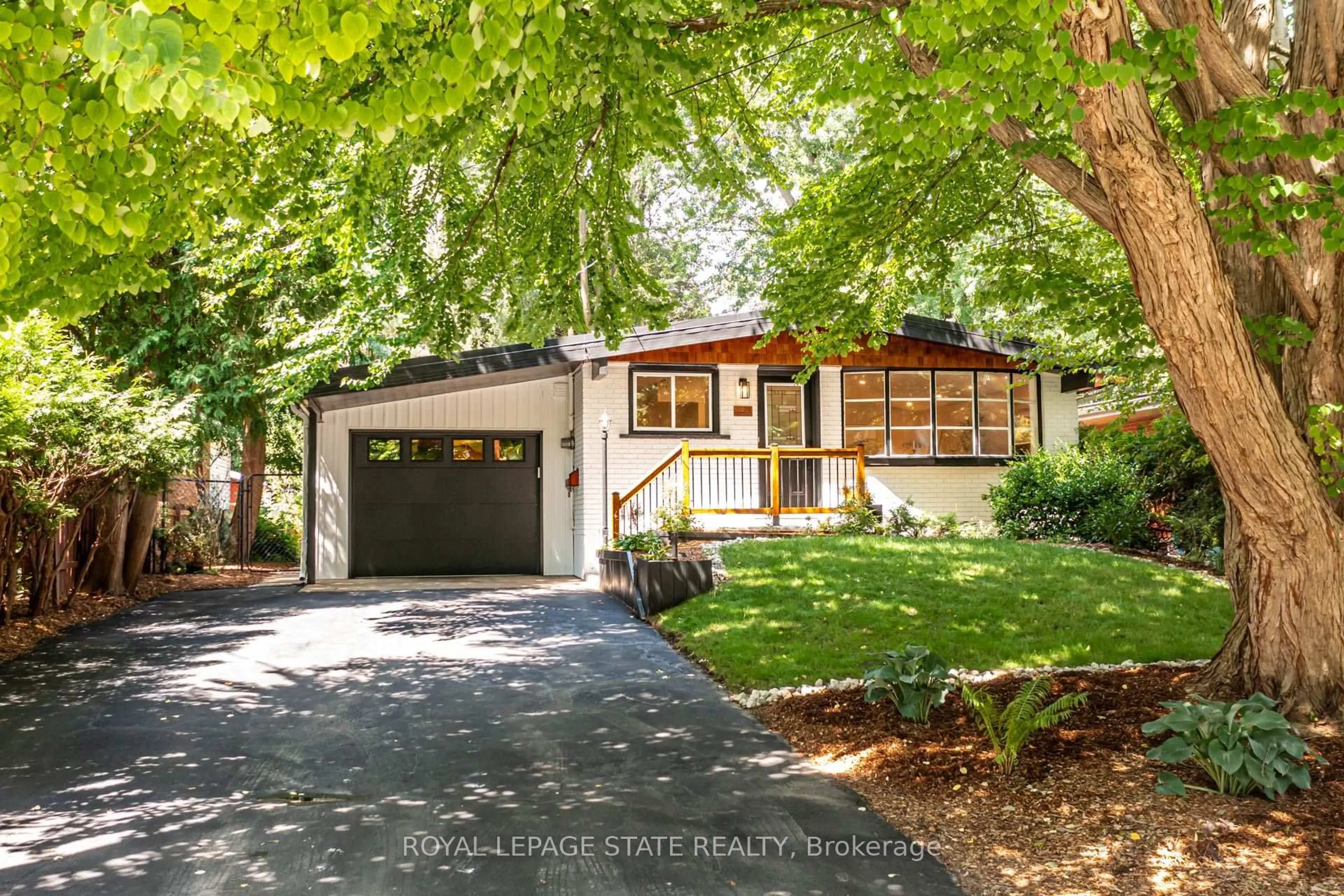Unknown for 28 Helen St, Hamilton Ontario L9H 1N3