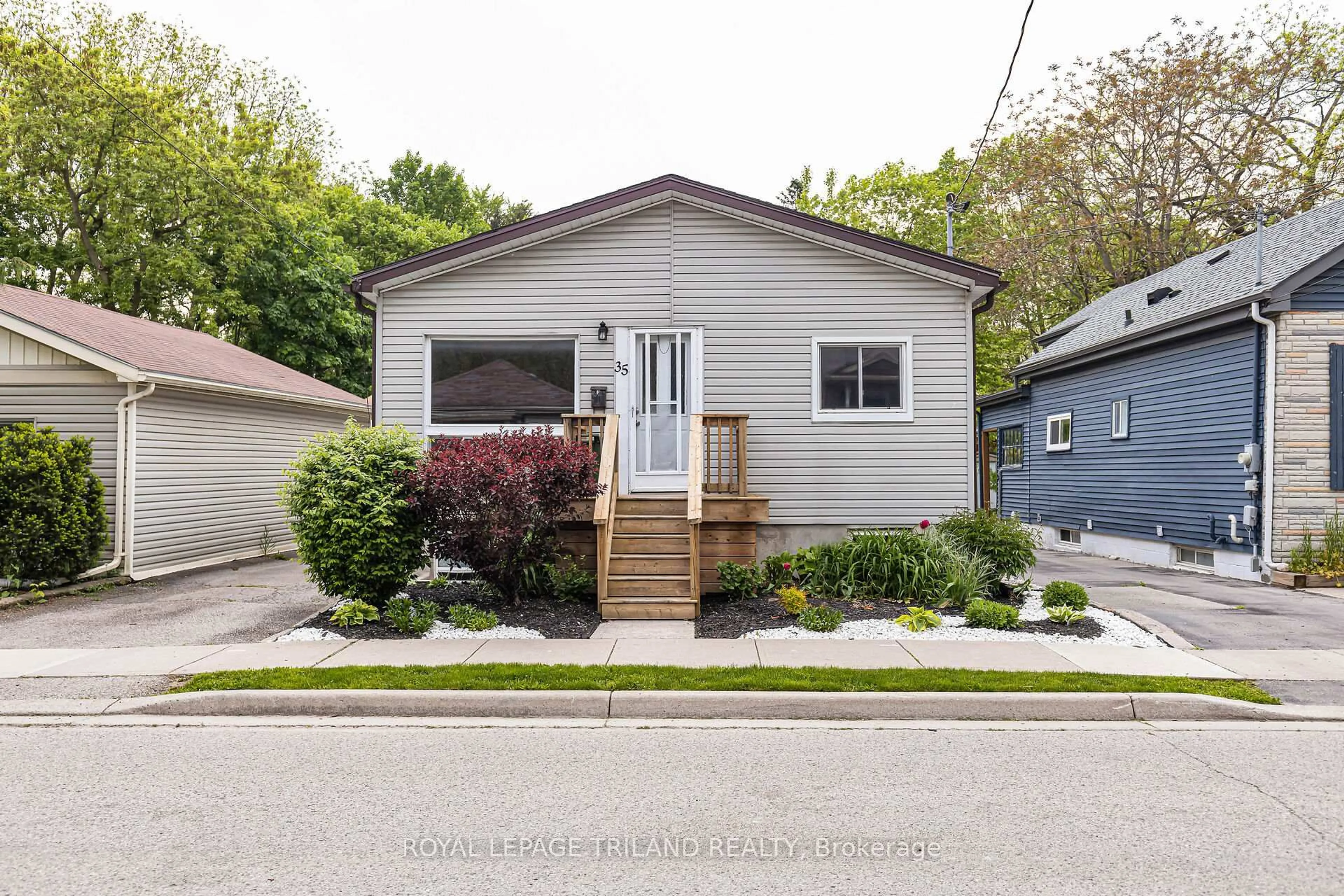 Home with vinyl exterior material, street for 35 Miles St, London East Ontario N5Y 2T7