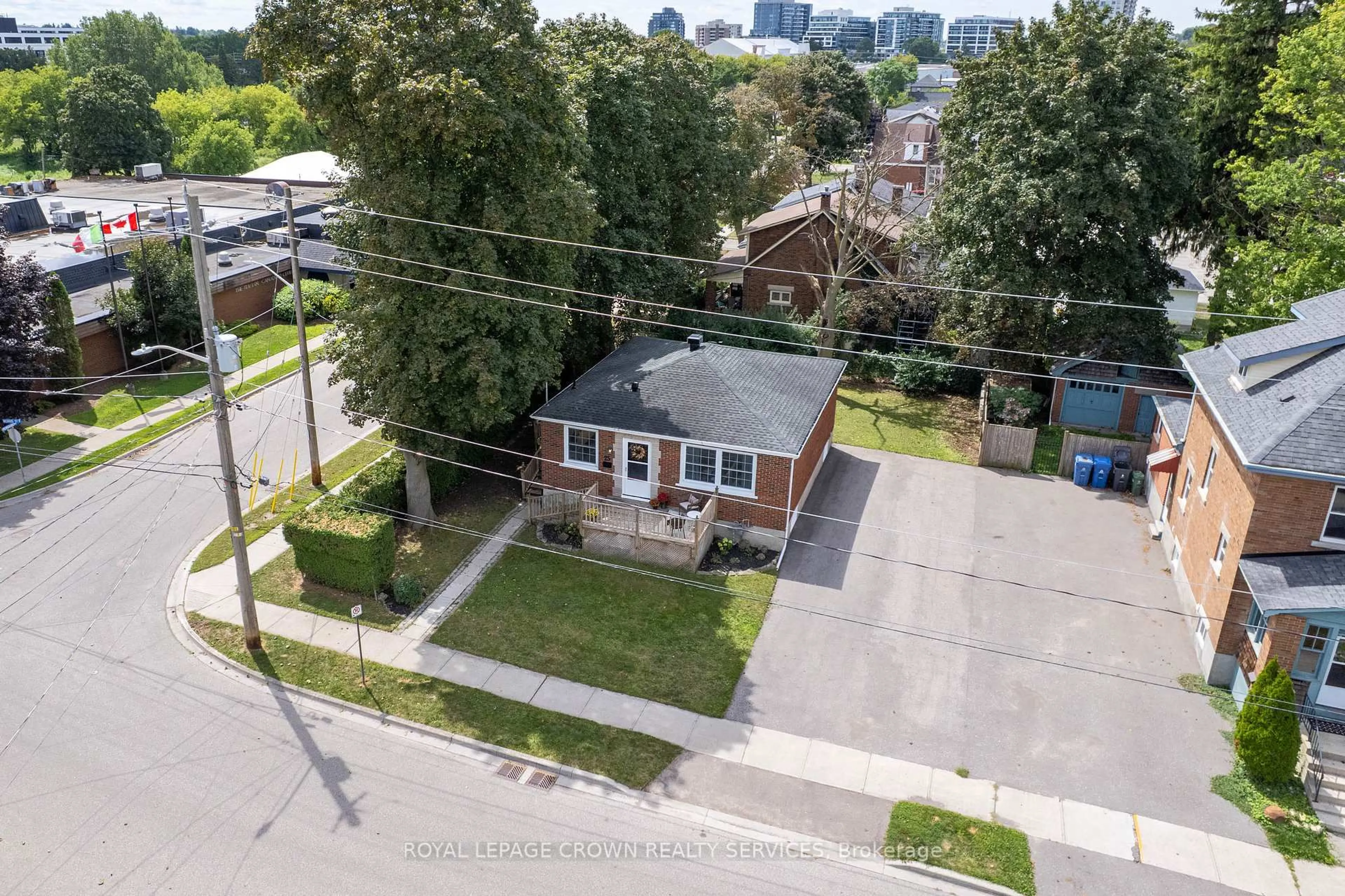 A pic from outside/outdoor area/front of a property/back of a property/a pic from drone, street for 25 Morris St, Guelph Ontario N1E 5M1