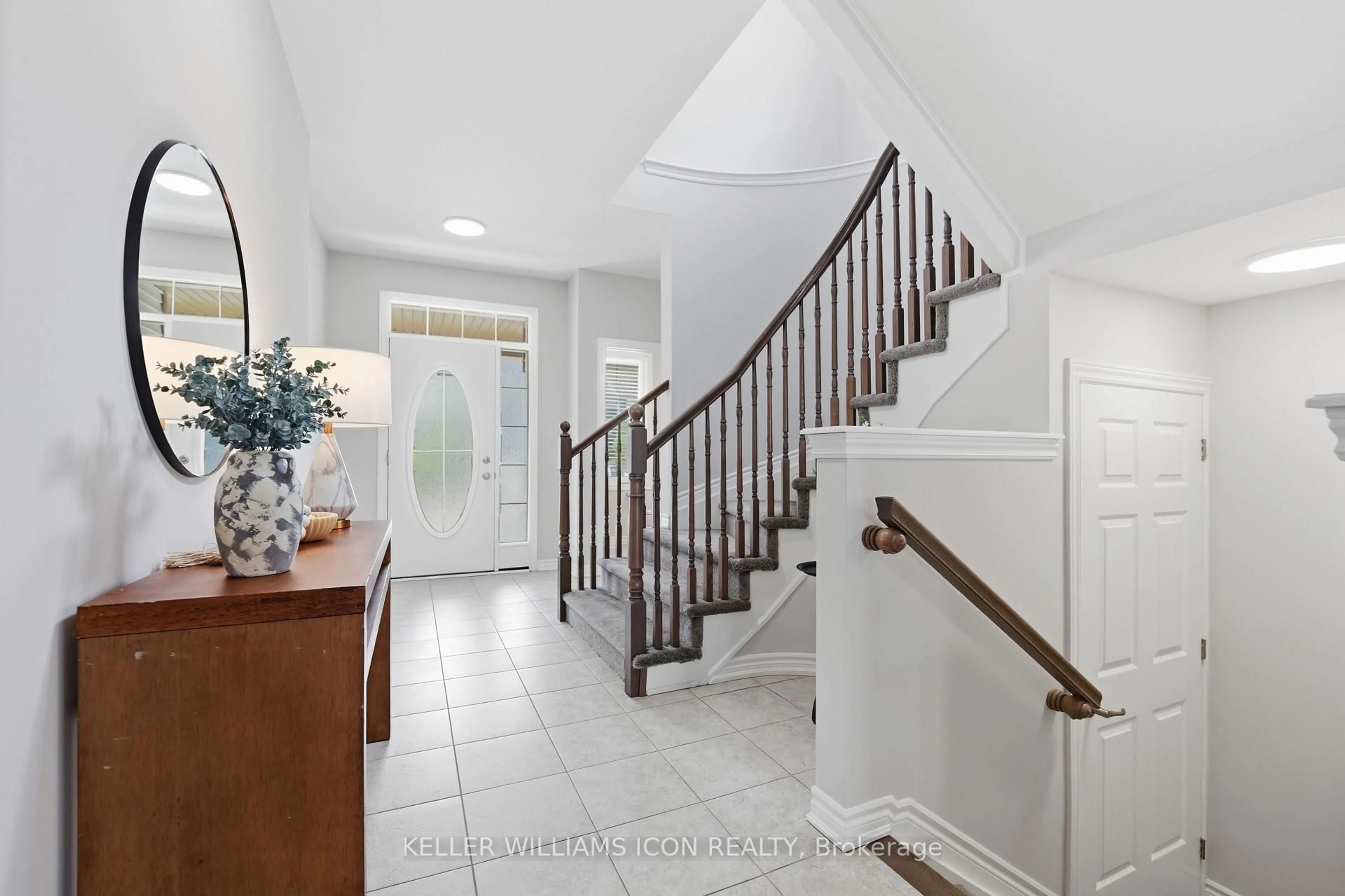 Indoor entryway for 404 Aphelion Cres, Ottawa Ontario K2J 6N5