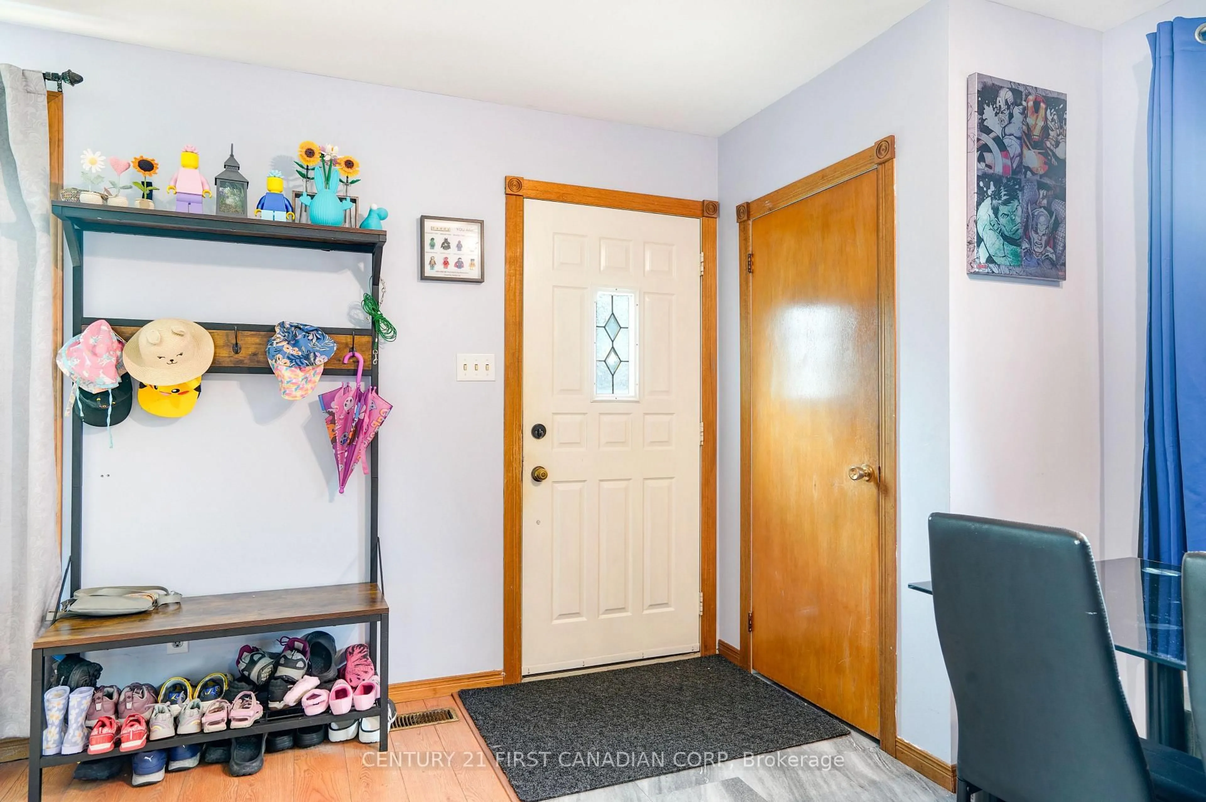 Indoor entryway for 44 Dale Dr, Thames Centre Ontario N0L 1G2