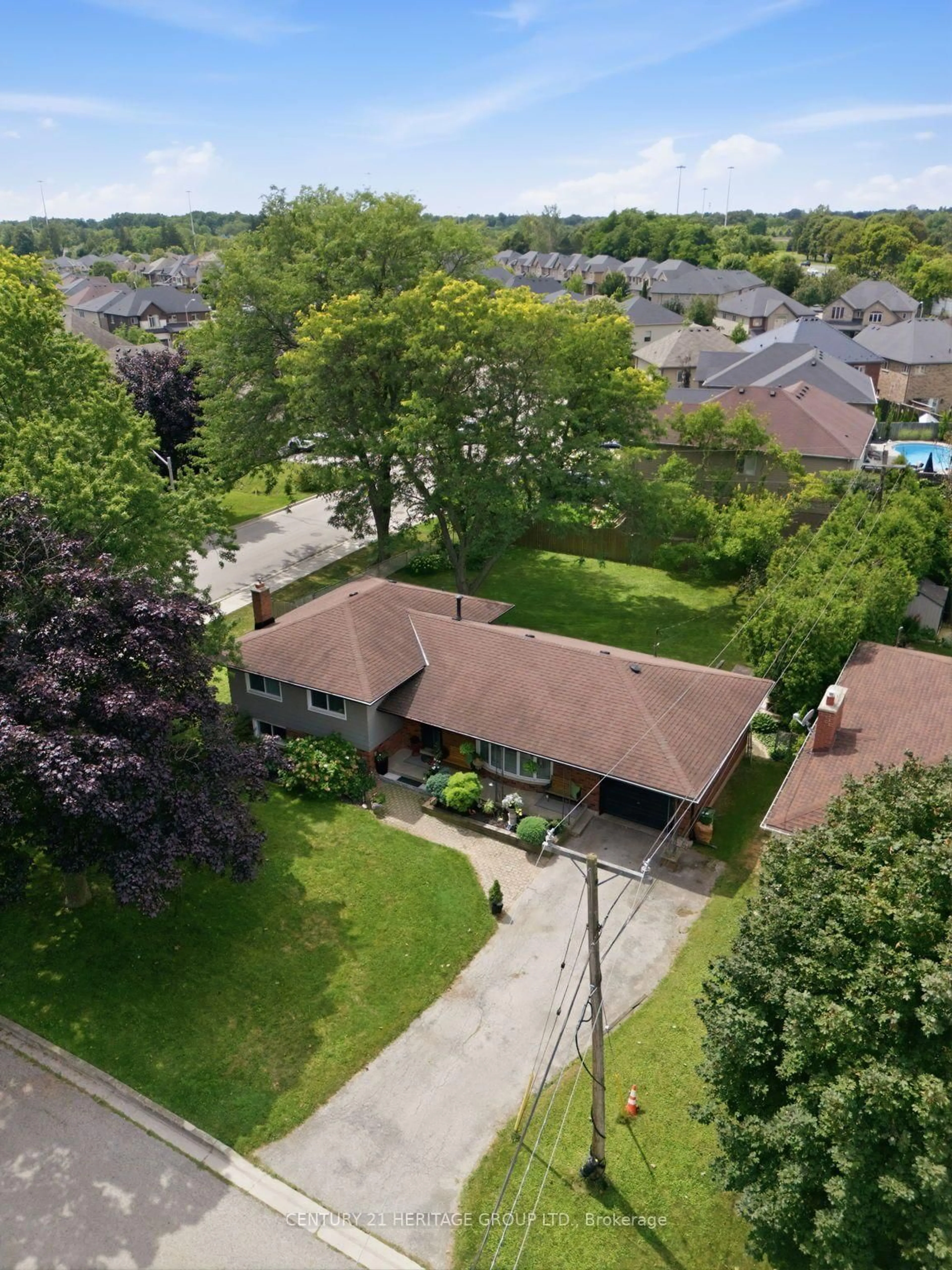 A pic from outside/outdoor area/front of a property/back of a property/a pic from drone, street for 314 Harmony Rd, Hamilton Ontario L8G 2T2