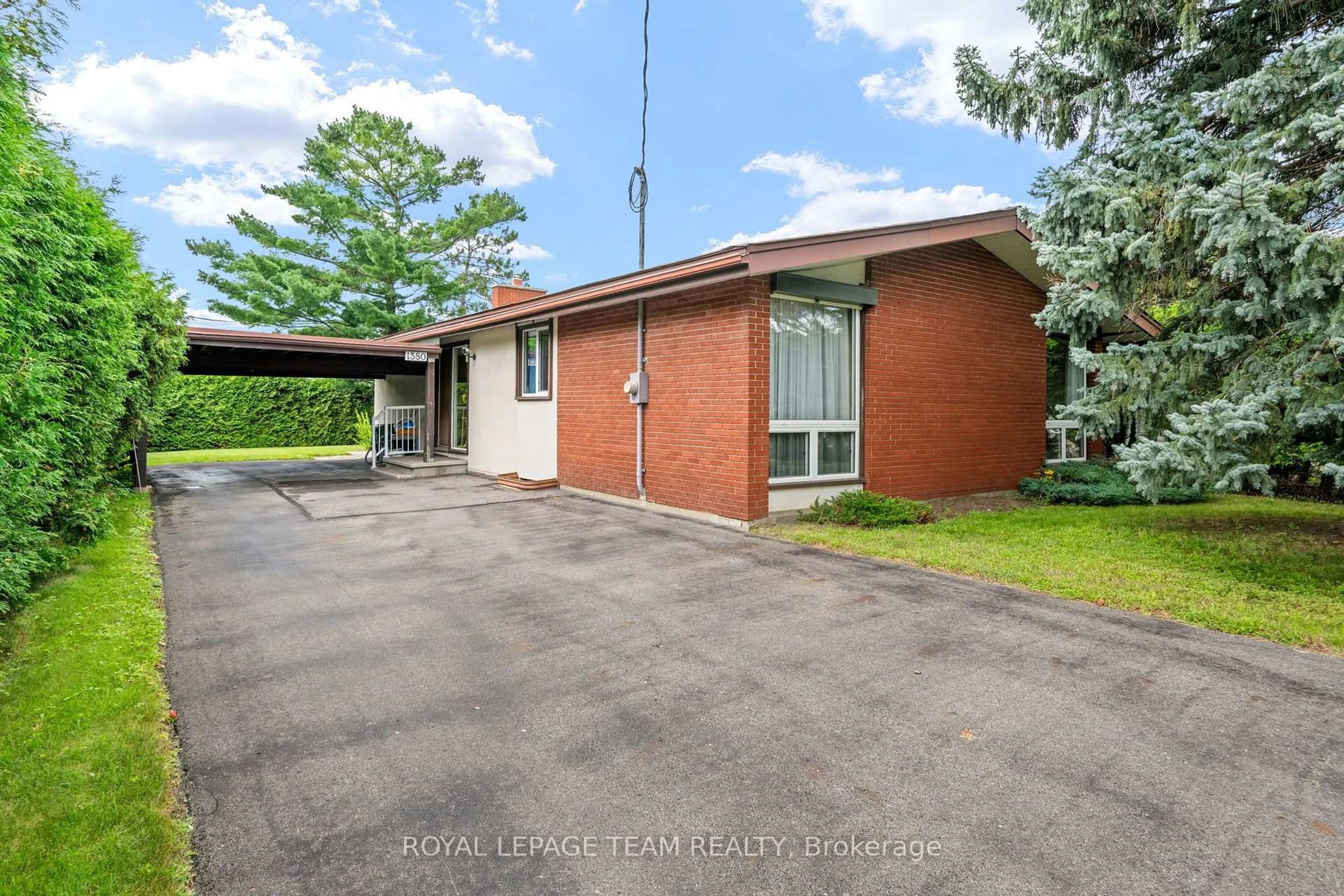 A pic from outside/outdoor area/front of a property/back of a property/a pic from drone, street for 1380 Marchand St, Ottawa Ontario K1B 3N8