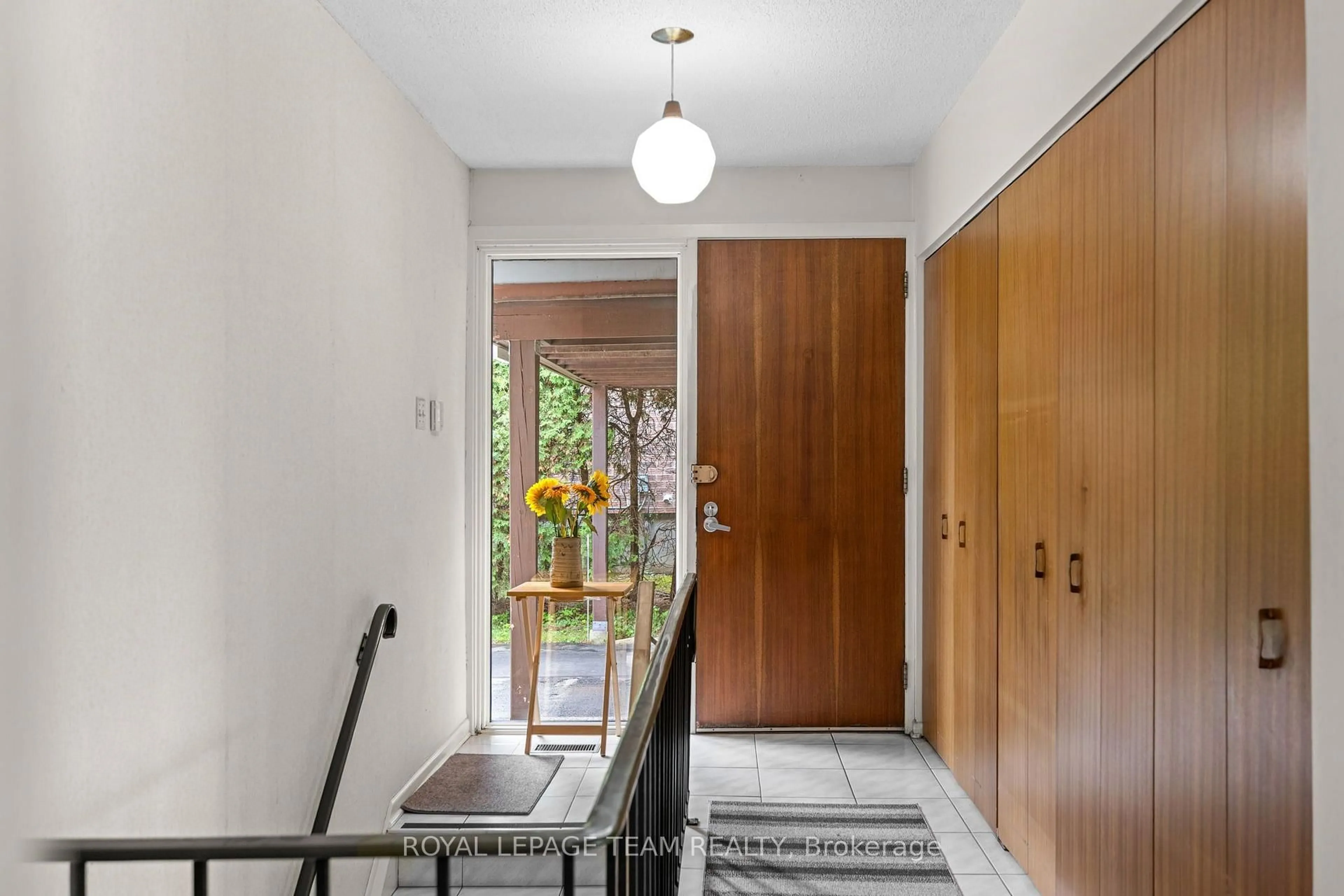 Indoor foyer for 1380 Marchand St, Ottawa Ontario K1B 3N8