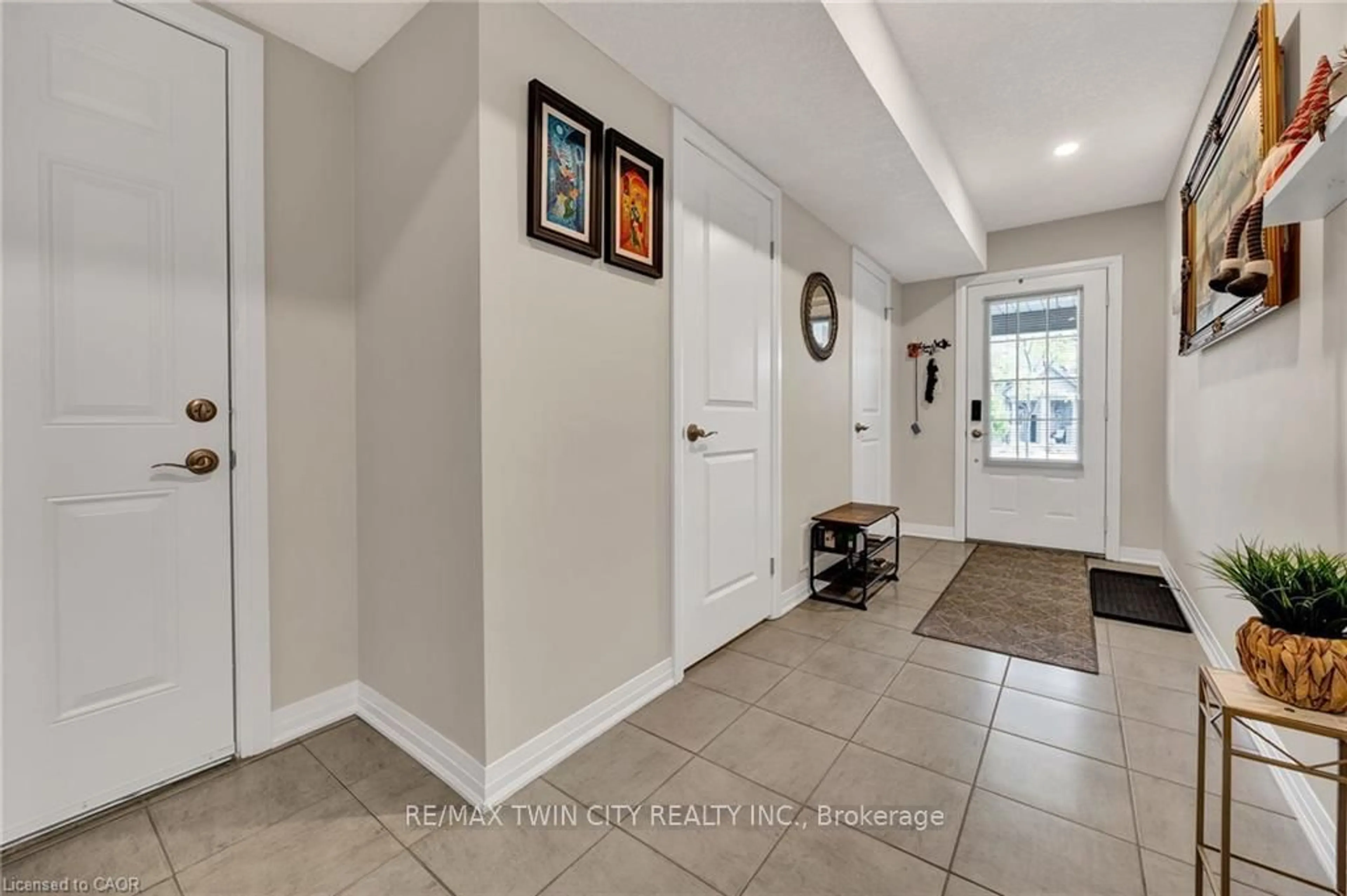 Indoor entryway for 115 South Creek Dr #2C, Kitchener Ontario N2P 0H2