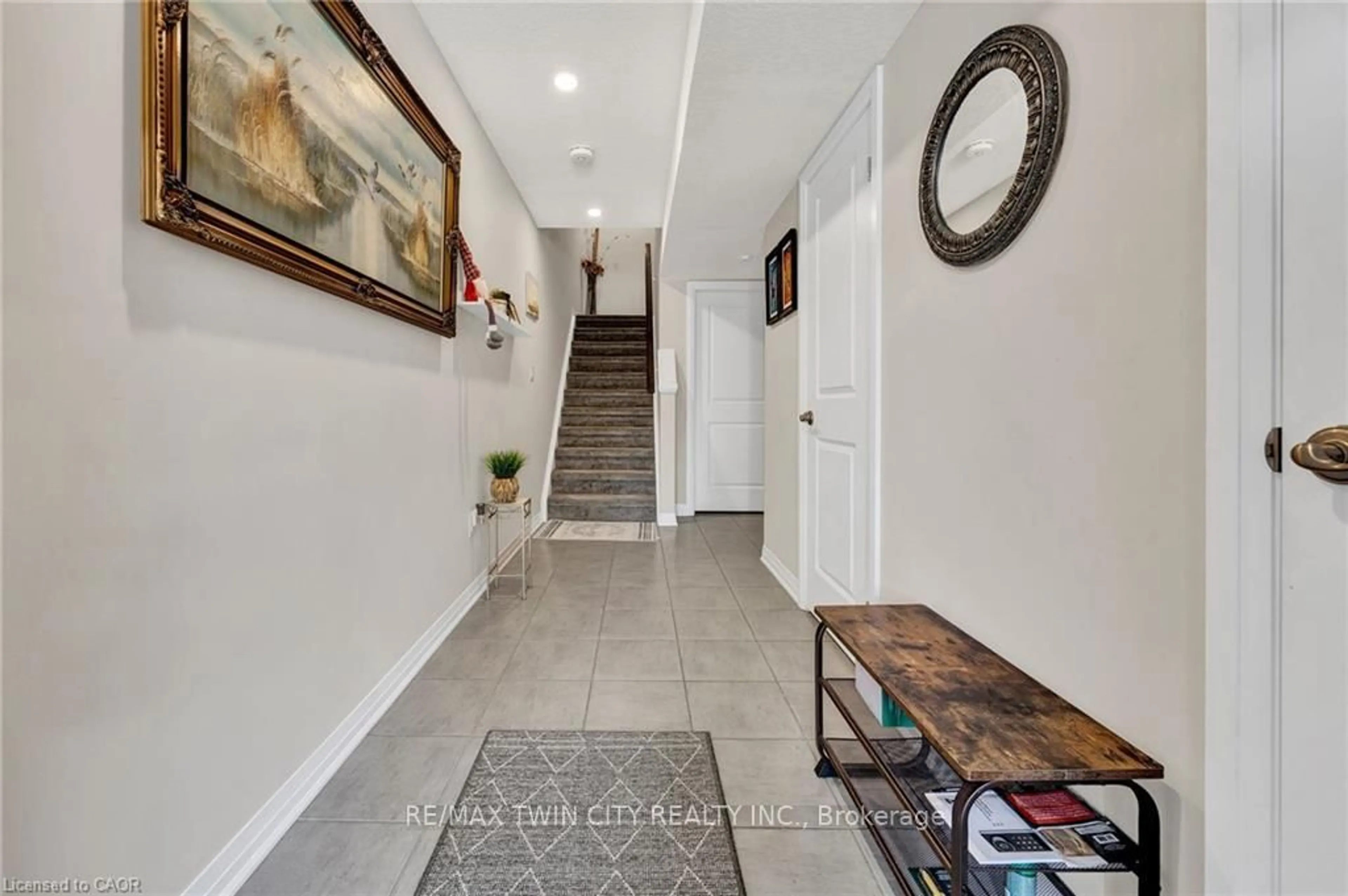 Indoor foyer for 115 South Creek Dr #2C, Kitchener Ontario N2P 0H2