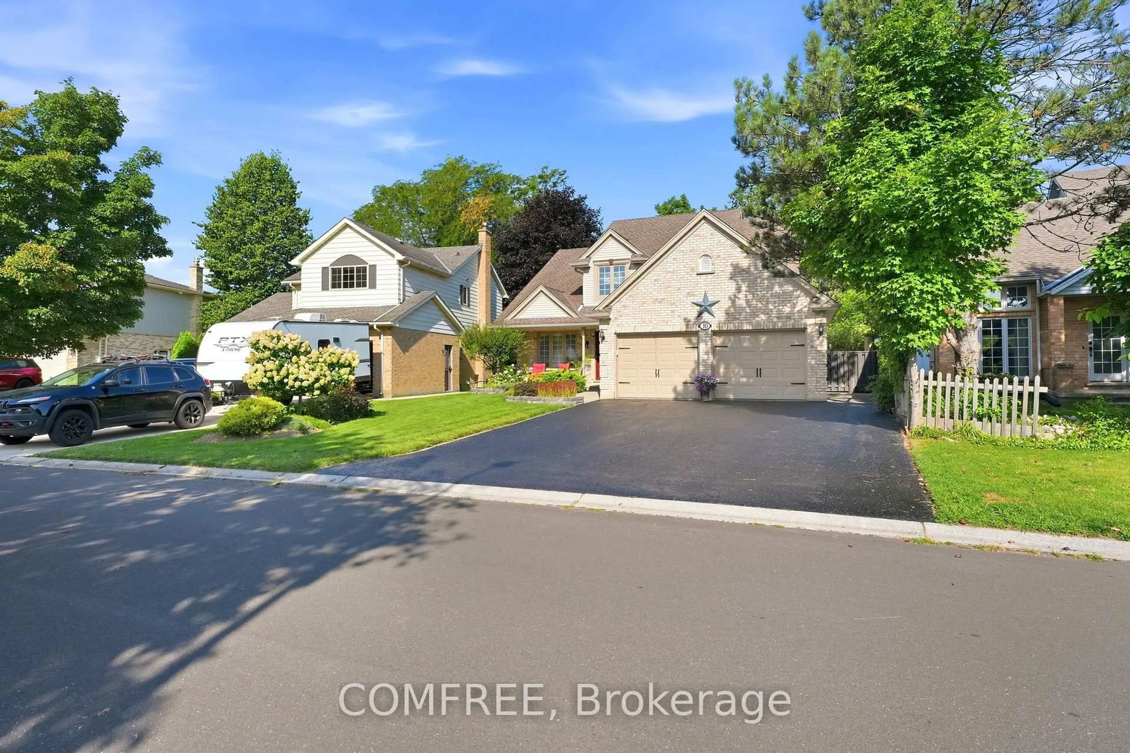 A pic from outside/outdoor area/front of a property/back of a property/a pic from drone, street for 10 Sinclair Cres, Aylmer Ontario N5H 3B7