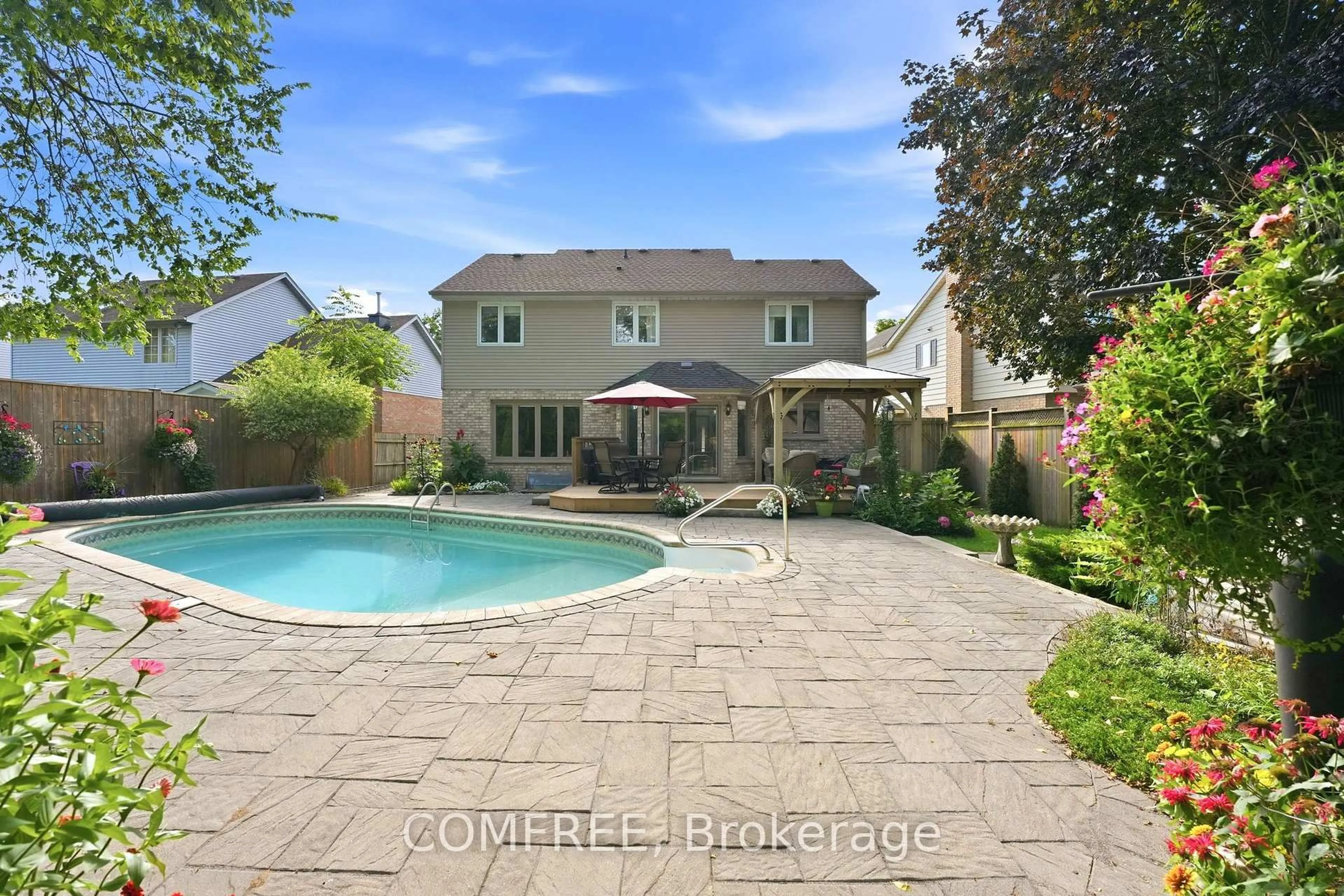A pic from outside/outdoor area/front of a property/back of a property/a pic from drone, street for 10 Sinclair Cres, Aylmer Ontario N5H 3B7
