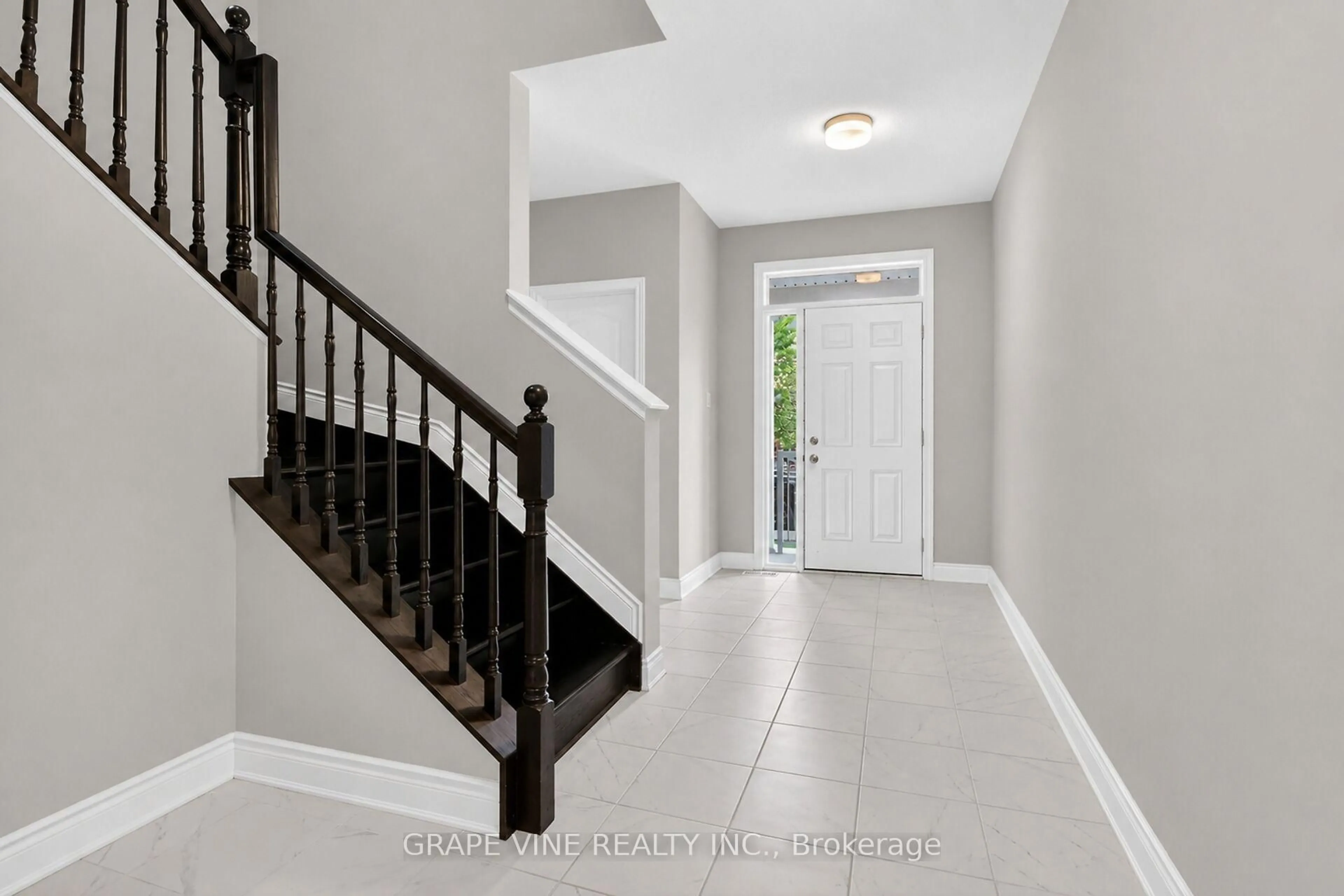Indoor entryway for 316 Crossway Terr, Ottawa Ontario K2J 5X9
