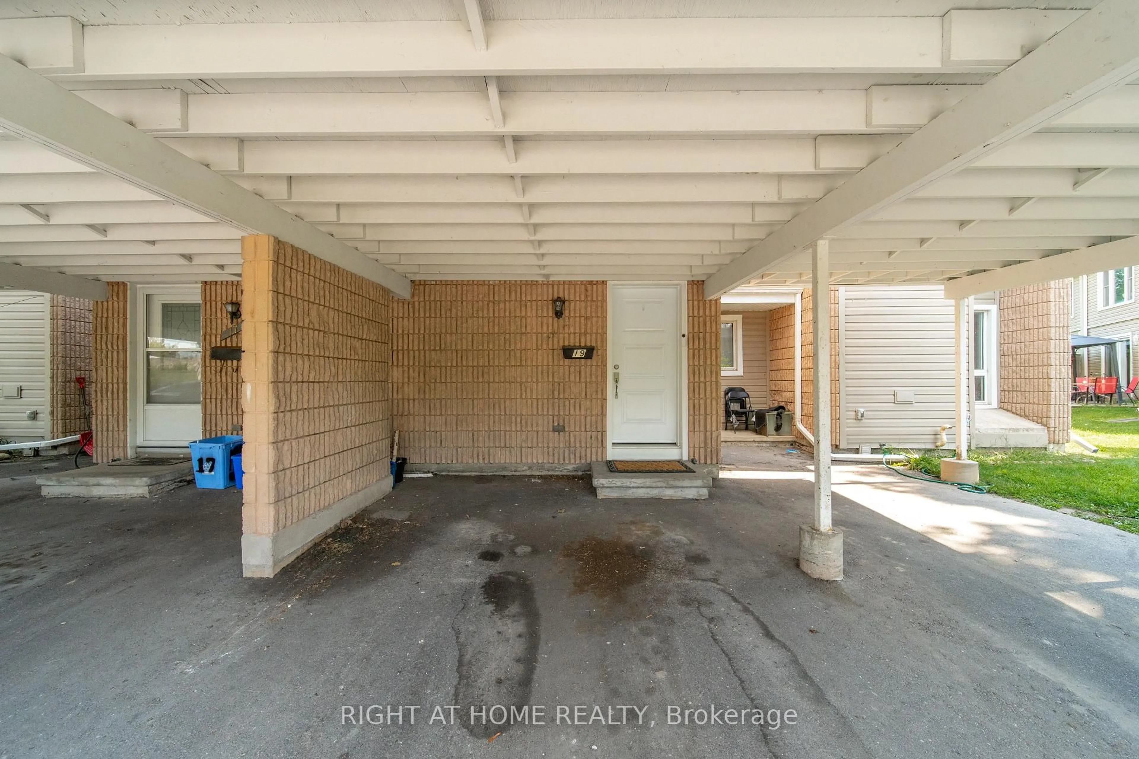 Indoor garage for 65 Glamis Rd #19, Cambridge Ontario N1R 6W4