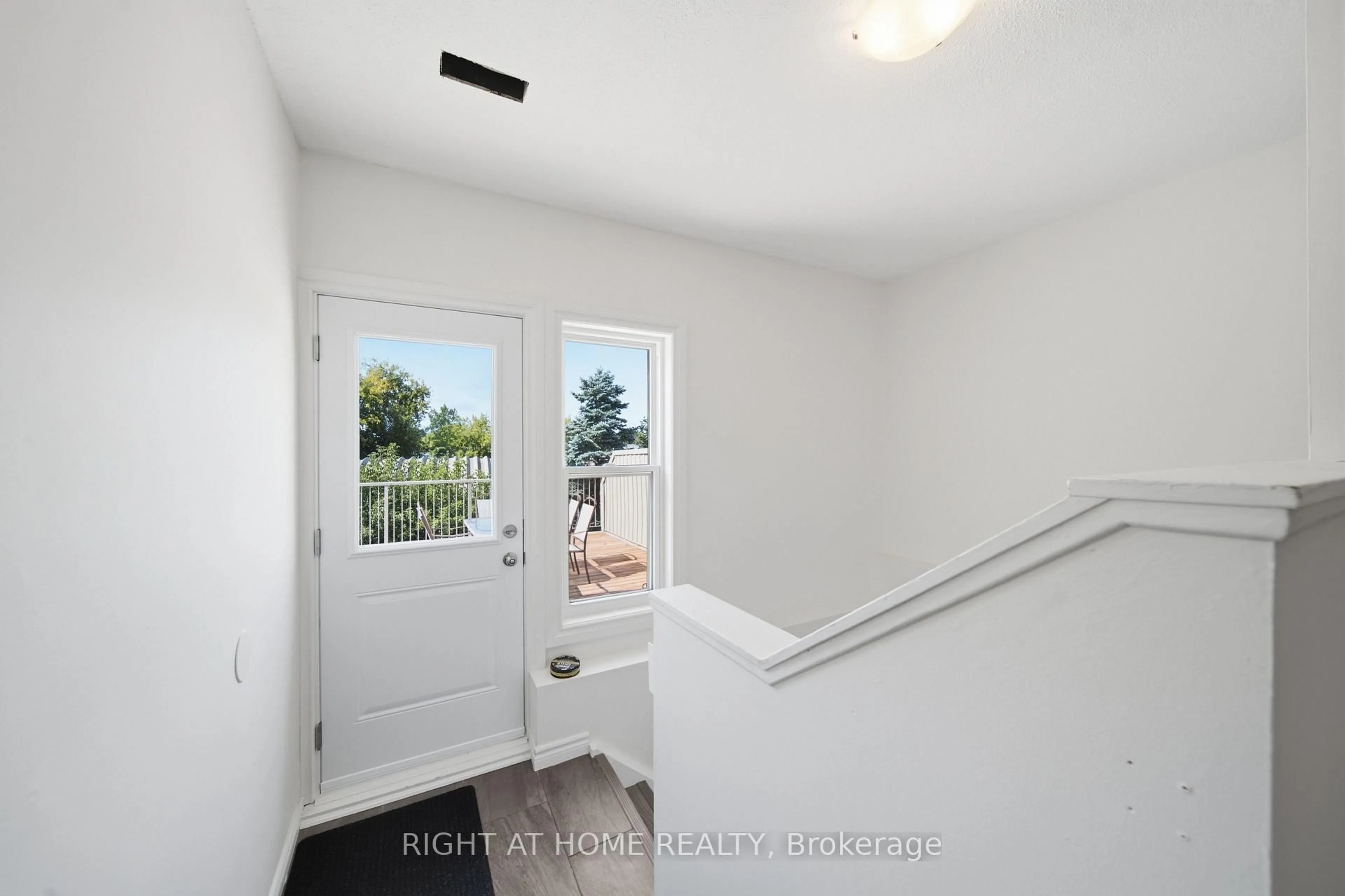 Indoor entryway for 65 Glamis Rd #19, Cambridge Ontario N1R 6W4