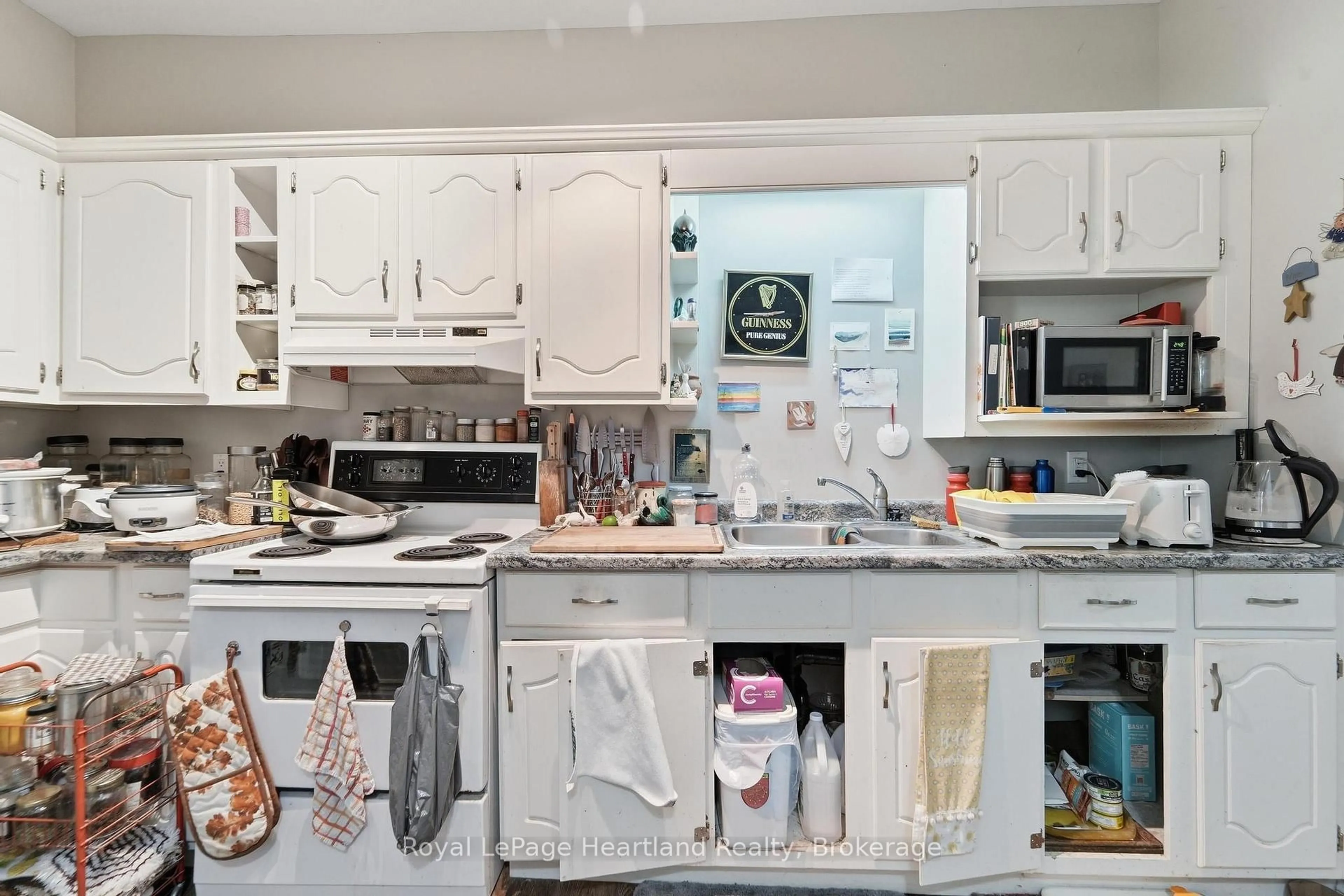 Standard kitchen, unknown for 132 Queen St, Central Huron Ontario N0M 1L0